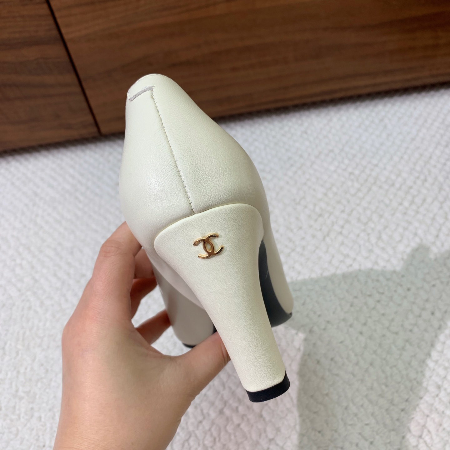 🔸Chan*l🔸拼色方头单鞋。不管是通勤还是约会都能轻松拿捏,不同配色解锁不同风格,每一帧都是精致氛围感。鞋面漆皮、牛皮 🔸Chan*l🔸拼色方头单鞋。不管是通勤还是约会都能轻松拿捏,不同配色解锁不同风格,每一帧都是精致氛围感。鞋面漆皮、牛皮