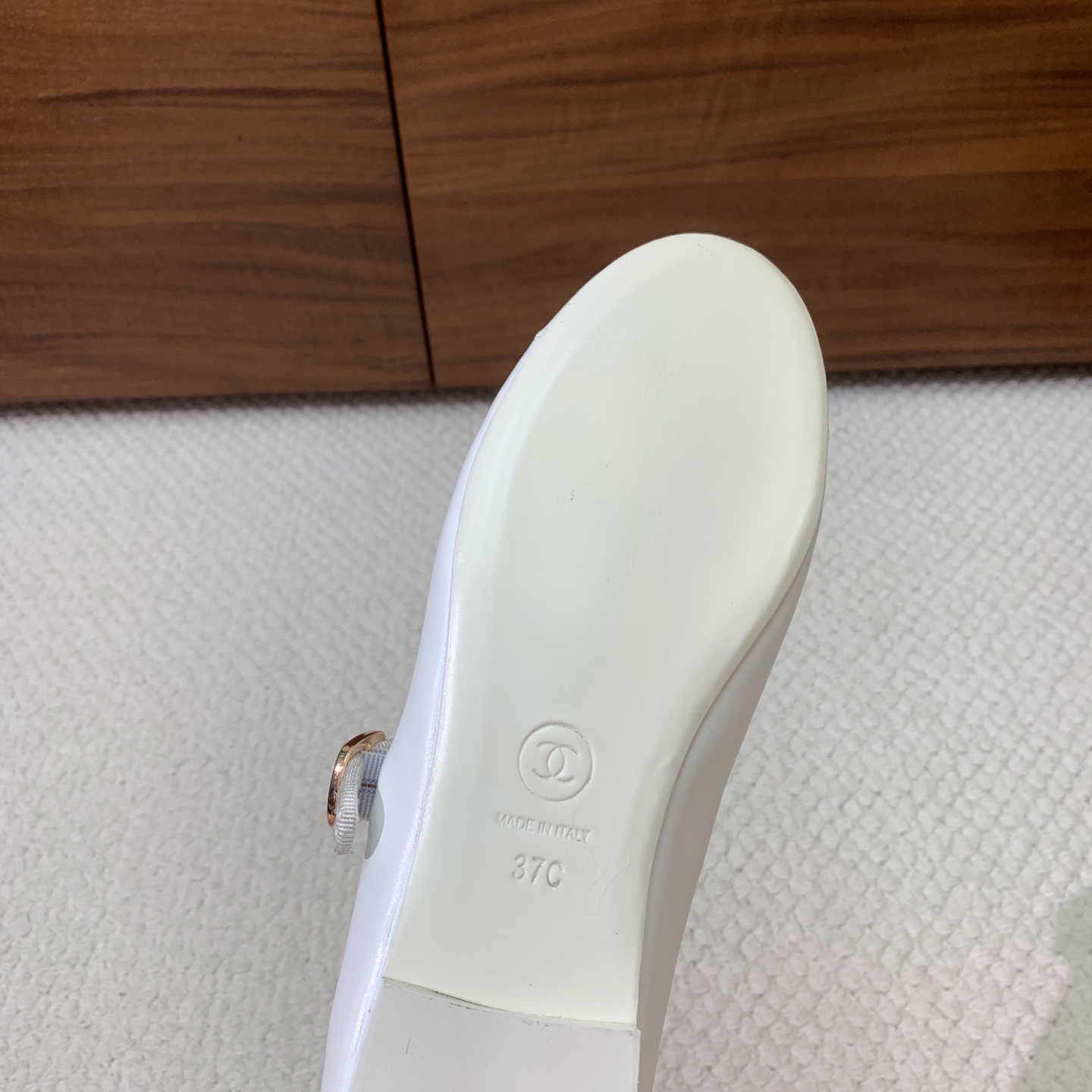 ￼ 🔸Chan*l🔸平底单鞋。超多网红博主穿搭，绝对是凹造型神器。鞋面牛皮。羊皮垫脚，真皮大底。 码数：35-41（40