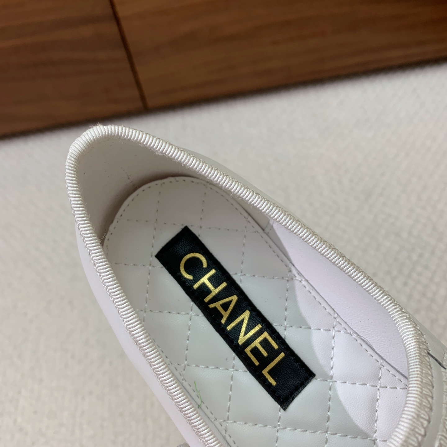 ￼ 🔸Chan*l🔸平底单鞋。超多网红博主穿搭，绝对是凹造型神器。鞋面牛皮。羊皮垫脚，真皮大底。 码数：35-41（40