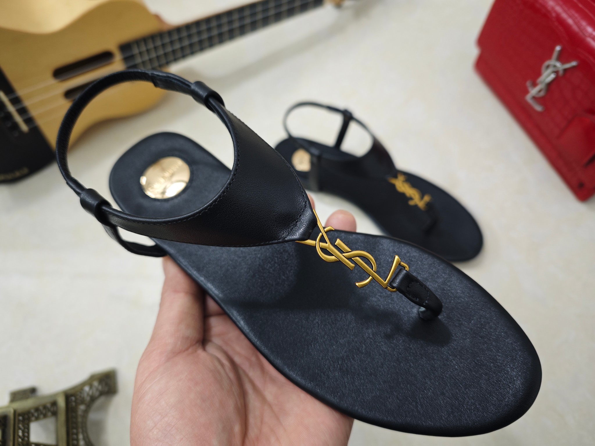 NO:417669,【Saint Laurent】Saint Laurent, flat-plated sandals 2025 early spring counters are synchronized with the latest styles, YSL and logo letter diamond buckle decorations. Classic and beautiful masterpieces. The hottest spring and summer series of the counter, both temperament, fashion, classic and durable design style. The foot effect is particularly beautiful. The golden buckle is golden buckle. The material is imported from Italy, black patent leather, khaki classic craftsmanship, inner and footbed; sheepskin, size 34-41 (34.41./42 must be customized, no return or exchange) outsole; imported leather soles, complete packaging for the counter, sandals, saint laurent, saint laurent, saint laurent, saint laurent, saint laurent, sandals, sheepskin, Leather soles19860909【Saint Laurent】圣罗兰、平板夹脚凉鞋2025早春专柜同步最新款、YSL、Logo字母钻扣装饰 经典上乘美艳力作 专柜最火春夏系列 兼备气质 时尚 经典耐看的设计风格 上脚效果特别美饰扣金色扣,材料采用意大利进口小黑牛,黑漆皮,卡其色经典工艺,、内里、垫脚；绵羊皮、 码数34-41码（34.41./42要定做,不退换）大底；进口真皮大底、配专柜全套包装,凉鞋,saint laurent,saint laurent,saint laurent,sandals,sheepskin,Leather soles,Women's Shoes