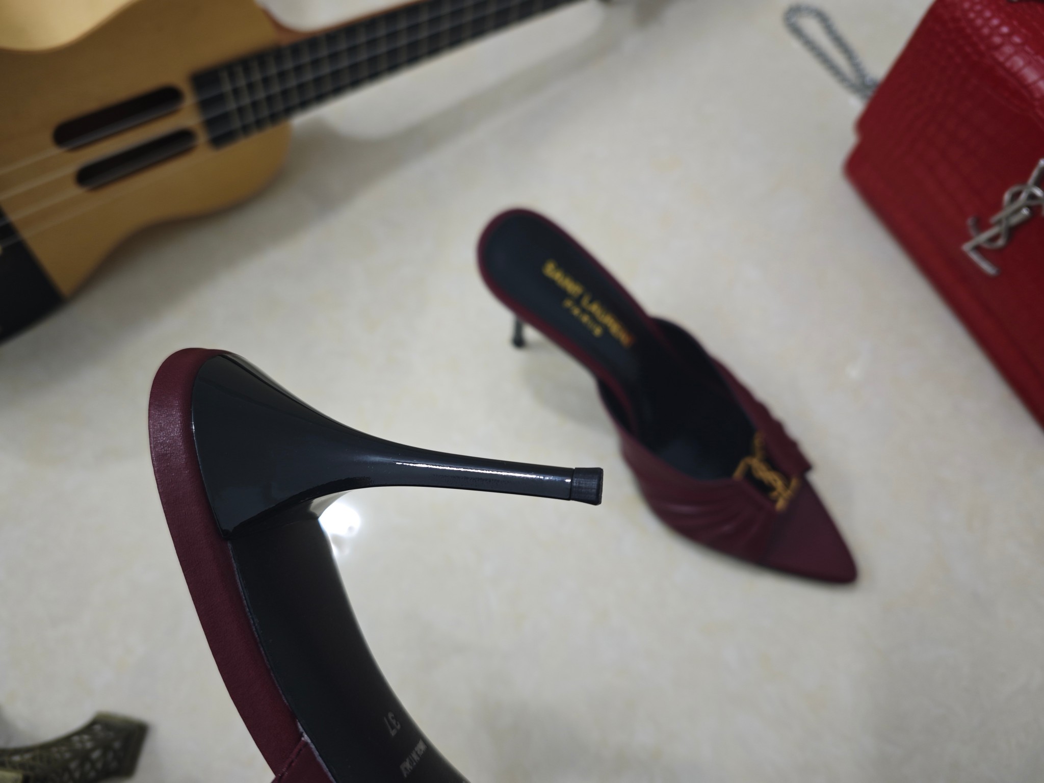 NO:417776,【Saint Laurent】Saint Laurent, slim heels ysl sandals 2025 early autumn counters are synchronized with the latest styles, YSL, and decorations. Classic and beautiful masterpieces. The hottest spring and summer series of the counter, both temperament, fashion, classic and durable design style. The footing effect is particularly beautiful. The material is imported from Italy, imported black cow, imported black patent leather, inner lining, and foot pads; sheepskin, heel height. Slim heels 9cm size 35-41 (34.41.42 must be customized, not returned or exchanged) outsole; imported leather soles, complete packaging for counters, high heels, saint laurent, saint laurent, saint laurent, saint laurent, saint laurent, sandals, high heels, sheepskin, Leather soles19860909【Saint Laurent】圣罗兰、细跟ysl字凉鞋2025早秋专柜同步最新款、YSL、装饰 经典上乘美艳力作 专柜最火春夏系列 兼备气质 时尚 经典耐看的设计风格 上脚效果特别美,材料采用意大利进口小黑牛,进口黑漆皮、内里、垫脚；绵羊皮、跟高 细跟9cm 码数35-41码（34.41.42要定做,不退换）大底；进口真皮大底、配专柜全套包装,高跟鞋,saint laurent,saint laurent,saint laurent,sandals,high heels,sheepskin,Leather soles,Women's Shoes