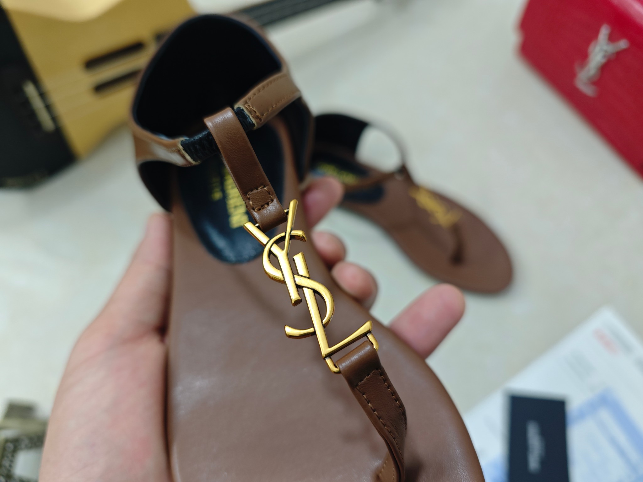 NO:480520,【Saint Laurent】Saint Laurent, flat-plated sandals 2025 early spring counters are synchronized with the latest styles, YSL and logo letter diamond buckle decorations. Classic and beautiful masterpieces. The hottest spring and summer series of the counter, both temperament, fashion, classic and durable design style. The foot effect is particularly beautiful. The golden buckle is golden buckle. The material is imported from Italy, black patent leather, khaki classic craftsmanship, inner and footbed; sheepskin, size 34-41 (34.41./42 must be customized, no return or exchange) outsole; imported leather soles, complete packaging for the counter, sandals, saint laurent, saint laurent, saint laurent, saint laurent, saint laurent, sandals, sheepskin, Leather soles19860909【Saint Laurent】圣罗兰、平板夹脚凉鞋2025早春专柜同步最新款、YSL、Logo字母钻扣装饰 经典上乘美艳力作 专柜最火春夏系列 兼备气质 时尚 经典耐看的设计风格 上脚效果特别美饰扣金色扣,材料采用意大利进口小黑牛,黑漆皮,卡其色经典工艺,、内里、垫脚；绵羊皮、 码数34-41码（34.41./42要定做,不退换）大底；进口真皮大底、配专柜全套包装,凉鞋,saint laurent,saint laurent,saint laurent,sandals,sheepskin,Leather soles,Women's Shoes