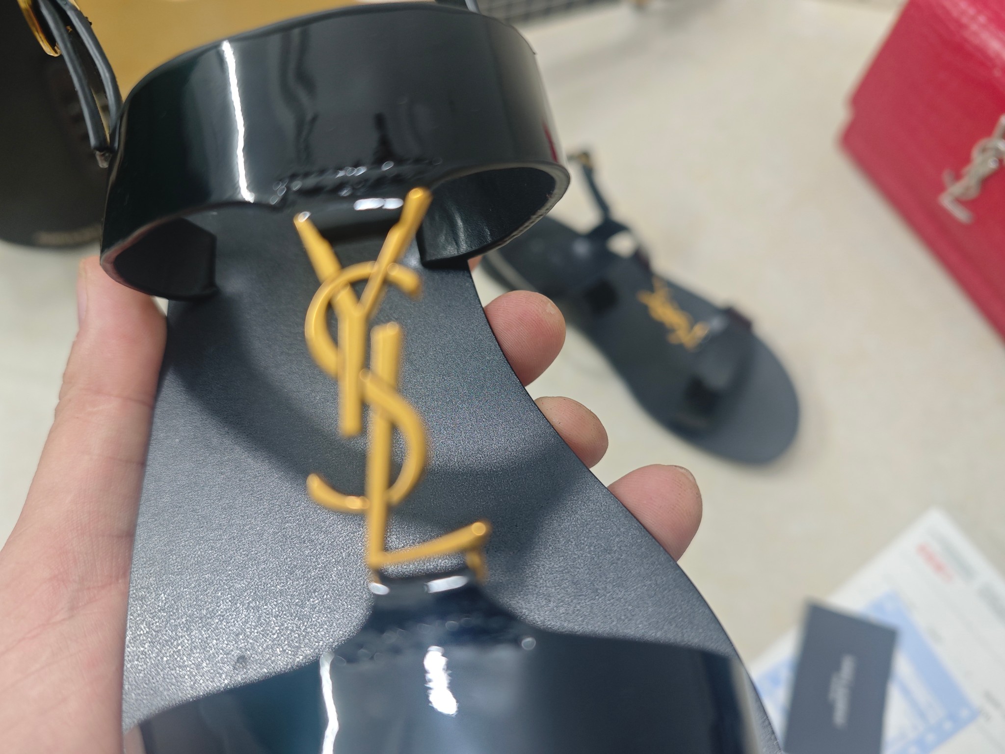 NO:480527,【Saint Laurent】Saint Laurent, flat sandals 2025 early spring counters are synchronized with the latest styles, YSL and logo letter buckle decorations. Classic and beautiful masterpieces. The hottest spring and summer series of the counter, both temperament, fashion, classic and durable design style. The foot effect is particularly beautiful. The gold buckle is golden buckle. The material is imported from Italy, black patent leather, khaki classic craftsmanship, inner and footbed; sheepskin, size 34-41 (34.41./42 must be customized, no return or exchange) outsole; imported rubber sole, complete packaging for counters, sandals, saint laurent, saint laurent, saint laurent, saint laurent, saint laurent, sandals, sheepskin19860909【Saint Laurent】圣罗兰、平板凉鞋2025早春专柜同步最新款、YSL、Logo字母扣装饰 经典上乘美艳力作 专柜最火春夏系列 兼备气质 时尚 经典耐看的设计风格 上脚效果特别美饰扣金色扣,材料采用意大利进口小黑牛,黑漆皮,卡其色经典工艺,、内里、垫脚；绵羊皮、 码数34-41码（34.41./42要定做,不退换）大底；进口橡胶底、配专柜全套包装,凉鞋,saint laurent,saint laurent,saint laurent,sandals,sheepskin,Women's Shoes