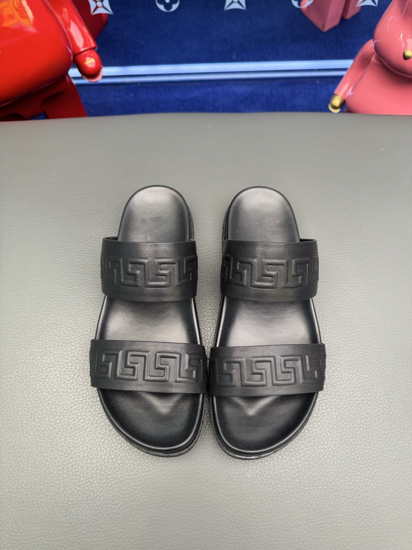 NO:783399,Versace high-end boutique luxury men's slippers, 1:1 high-end quality, casual and sunny, loose and comfortable, the highest version of high-quality boutique, a must-have in summer!  Size39-44 38 45 46 order,,versace,versace,slippers19860909Versace 范思哲 高端精品  奢品男士拖鞋,1:1高端品质,休闲阳光宽松舒适型,最高版本高品质精品,经夏季必入哦！ Size39-44 38 45 46订,,versace,versace,slippers,Men's shoes