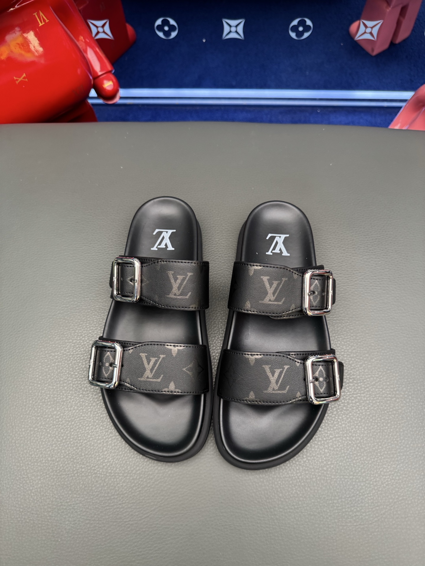 NO:851526,LV Donkey brand Louis Vuitton brand luxury men's slippers, 1:1 high-end quality, first-layer cowhide material, casual and sunny, loose and comfortable, the highest version of high-quality boutique, a hundred classics, a must-have in summer!  size39-44 38/45/46 customized),,louis vuitton,louis vuitton,louis vuitton,slippers,cowhide19860909LV 驴牌 路易威登 牌奢品男士拖鞋,1:1高端品质,头层牛皮材质,休闲阳光宽松舒适型,最高版本高品质精品,百经典款,夏季必入哦！ size39-44 38/45/46订做）,,louis vuitton,louis vuitton,louis vuitton,slippers,cowhide,Men's shoes