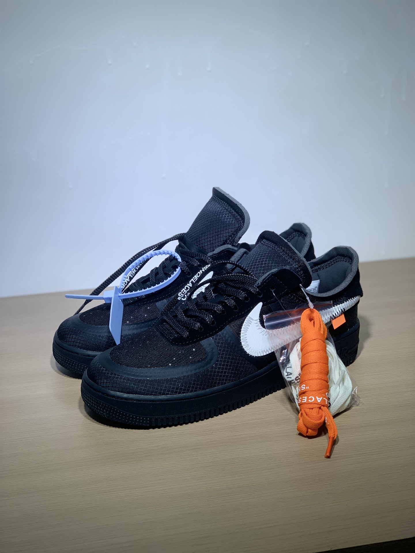NO:955051,Real price OFF-WHITE x Nike Air Force1 LowBlack White2.0 co-branded trendy Air Force 1 low-top non-slip casual sneakers, same style for men and women, black and white with color matching. Item No. AO4606-001 Size 36-46/half size, off white19860909实价 OFF-WHITE x Nike Air Force1 LowBlack White2.0联名潮流款 空军一号低帮防滑休闲板鞋 男女同款黑白接拼色. 货号AO4606-001 尺码36-46/半码,,off white,Men's shoes