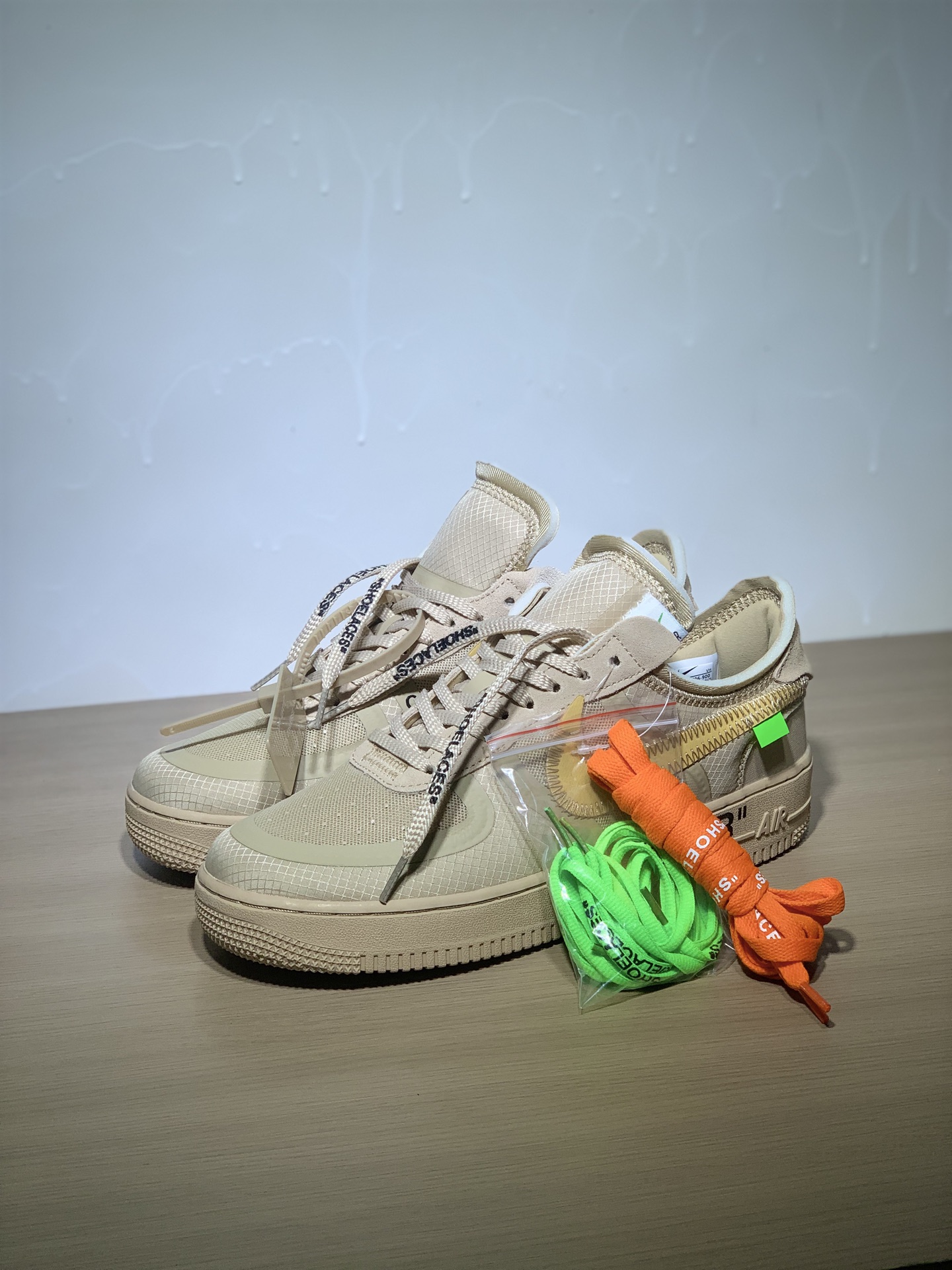 NO:955063,Actual price OFF-WHITE x Nike Air Force1 LowBlack White2.0 joint trend model Air Force 1 low-top non-slip casual sneakers for men and women, gold. Item number AO4606-900 Size 36-46/half size, off white19860909实价 OFF-WHITE x Nike Air Force1 LowBlack White2.0联名潮流款 空军一号低帮防滑休闲板鞋 男女同款 金色. 货号AO4606-900 尺码36-46/半码,,off white,Men's shoes