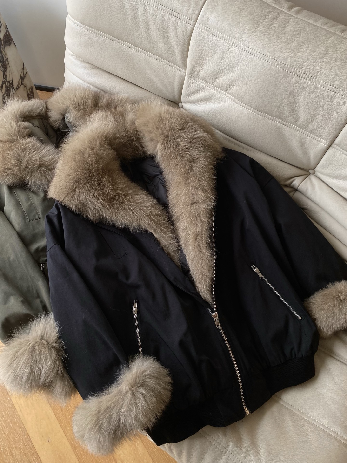 Fox Fur Trim Down Jacket: Soft, Relaxed Fit for Winter
