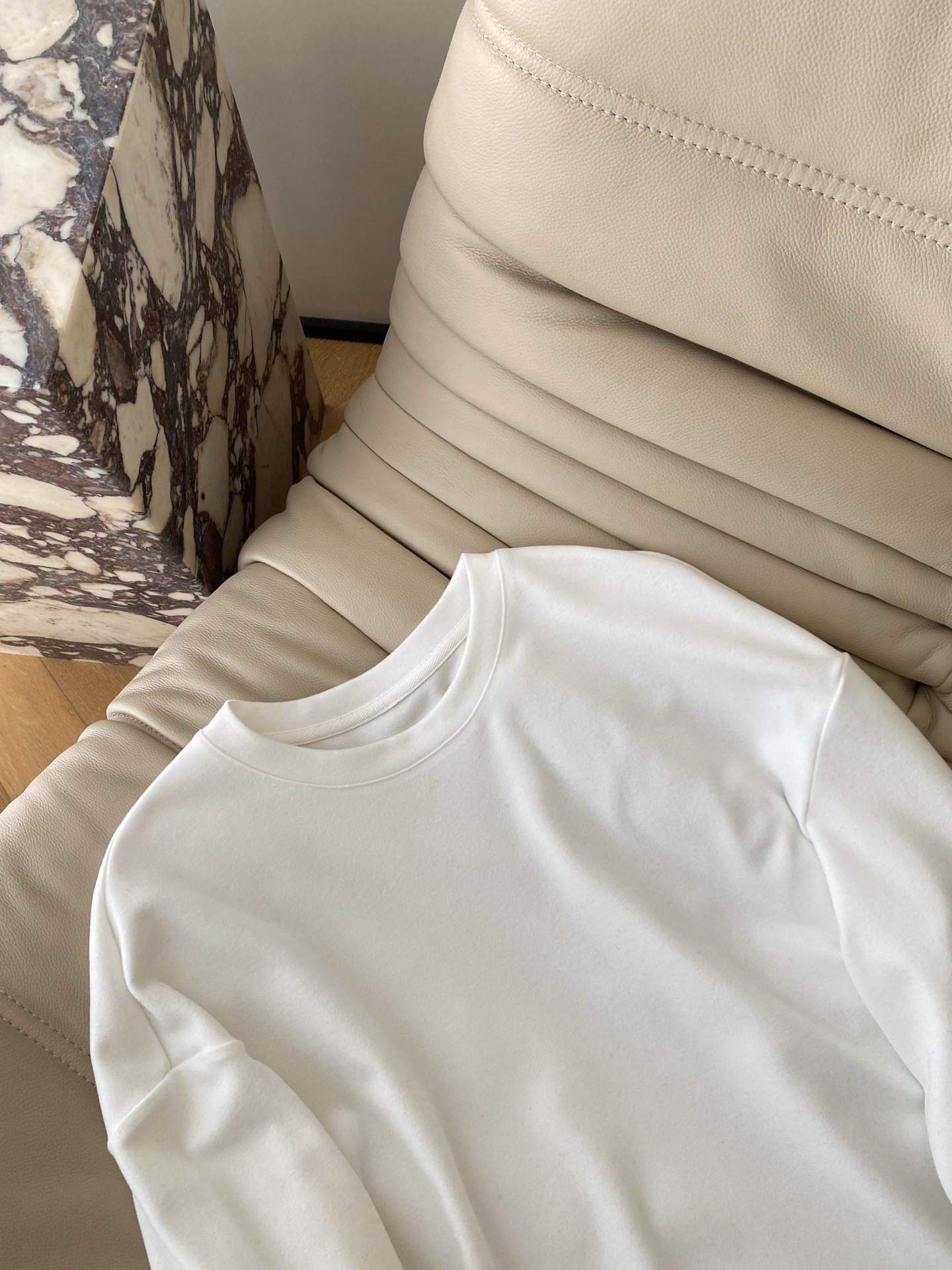 25。F秋冬圆领设计简约百搭 软糯的面料舒适 下摆和袖口的蕾丝拼接像给冬日穿搭添了一抹温柔的白月光 无论