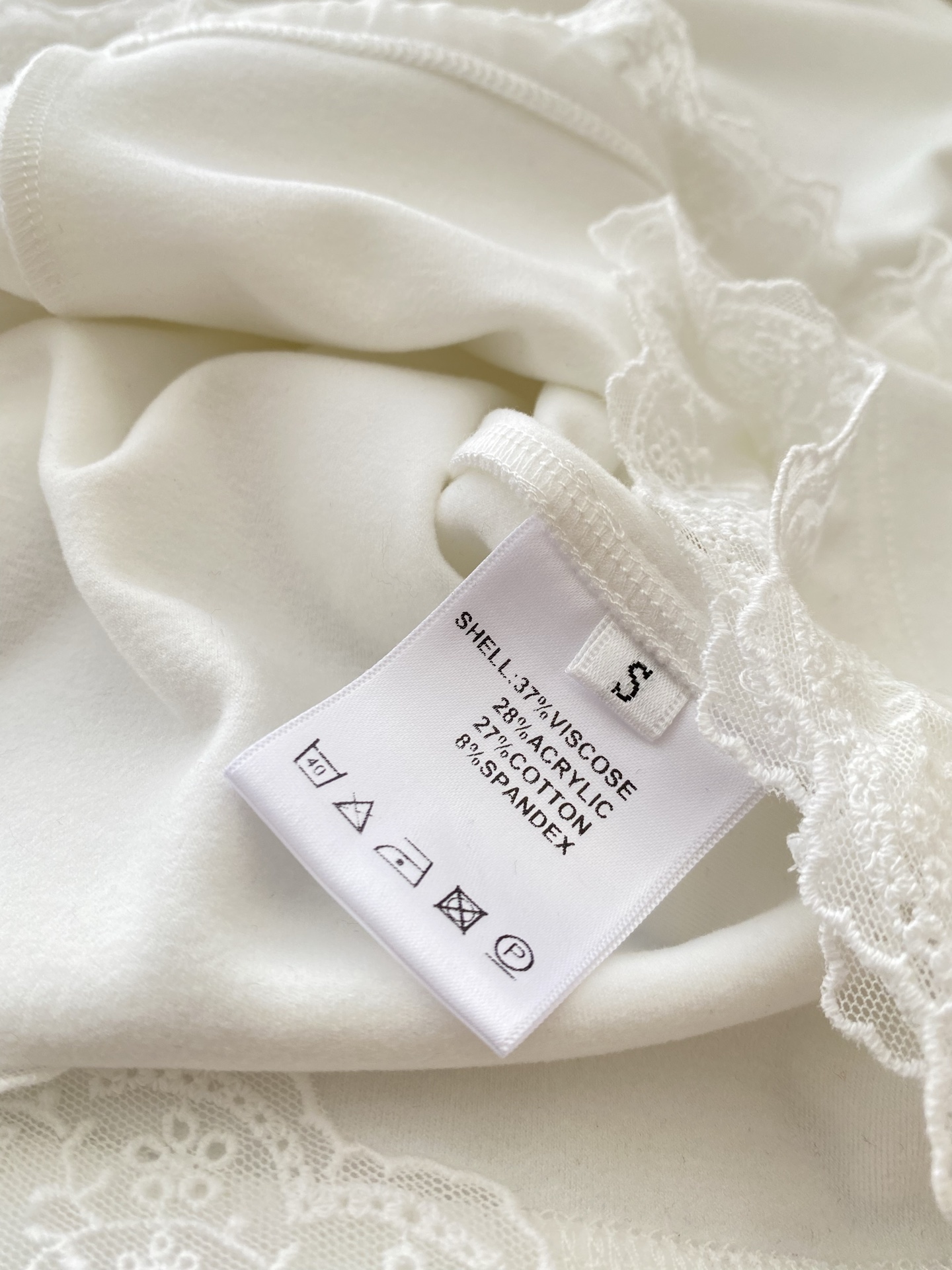 25。F秋冬圆领设计简约百搭 软糯的面料舒适 下摆和袖口的蕾丝拼接像给冬日穿搭添了一抹温柔的白月光 无论