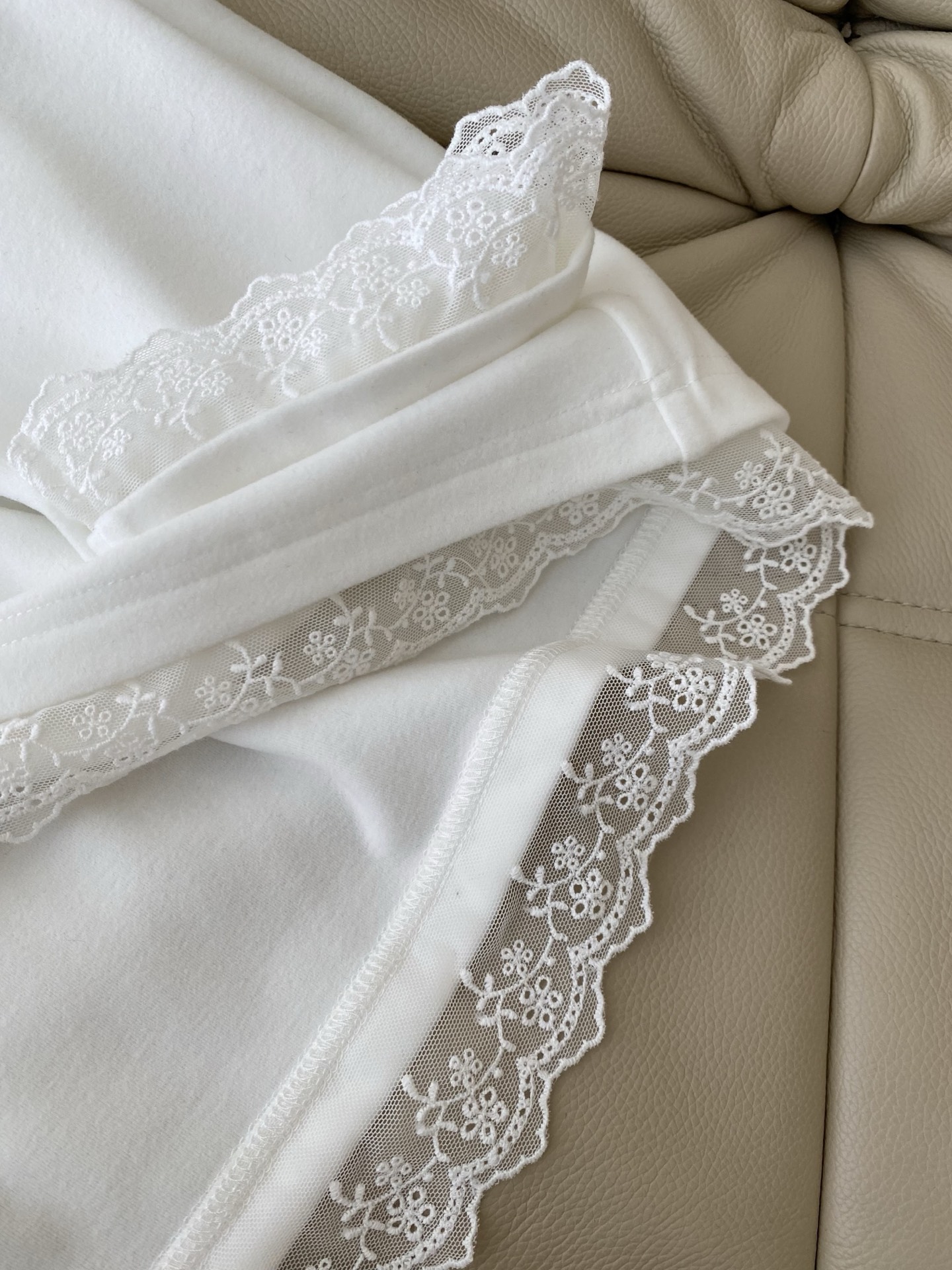 25。F秋冬圆领设计简约百搭 软糯的面料舒适 下摆和袖口的蕾丝拼接像给冬日穿搭添了一抹温柔的白月光 无论