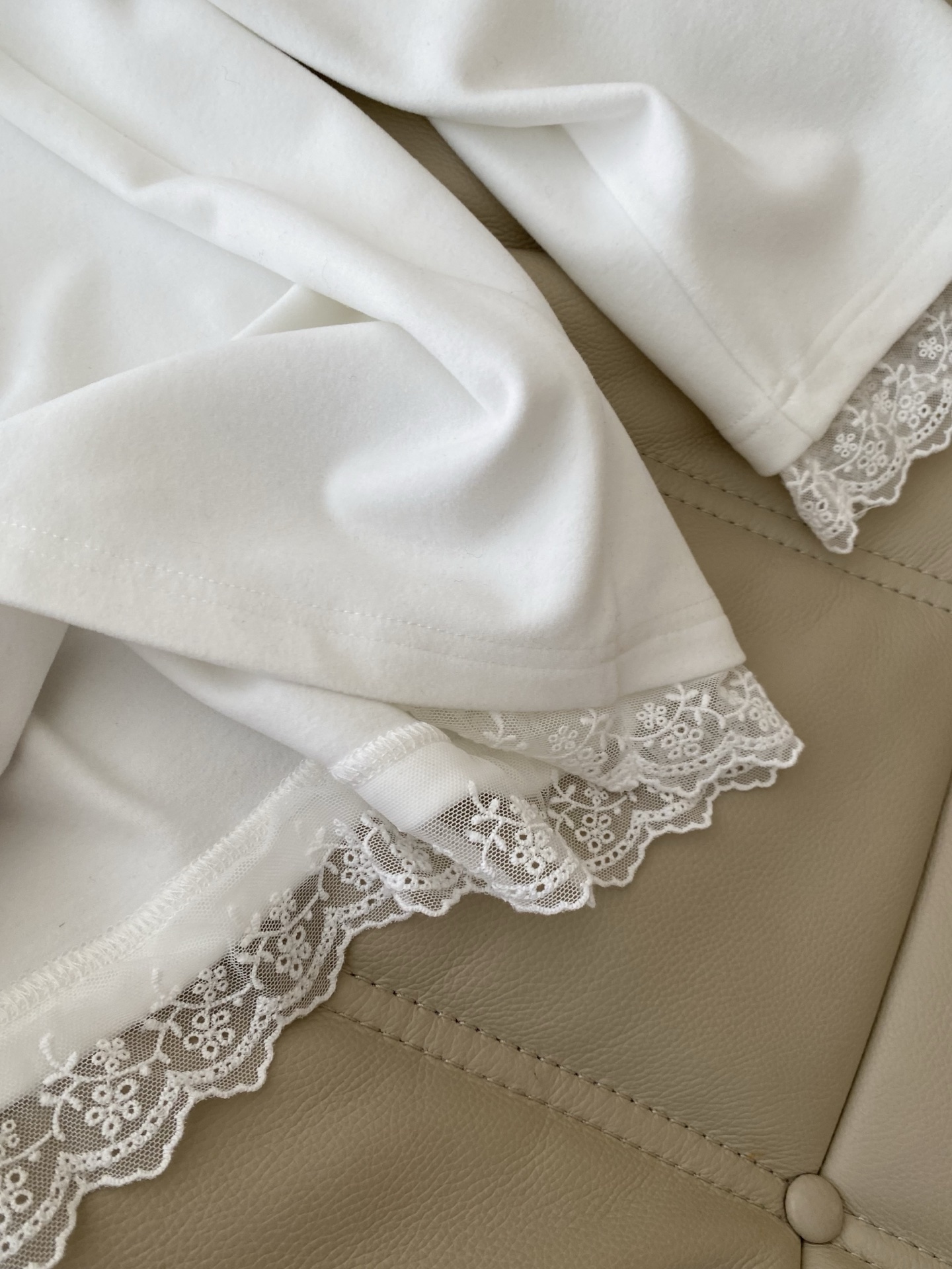 25。F秋冬圆领设计简约百搭 软糯的面料舒适 下摆和袖口的蕾丝拼接像给冬日穿搭添了一抹温柔的白月光 无论