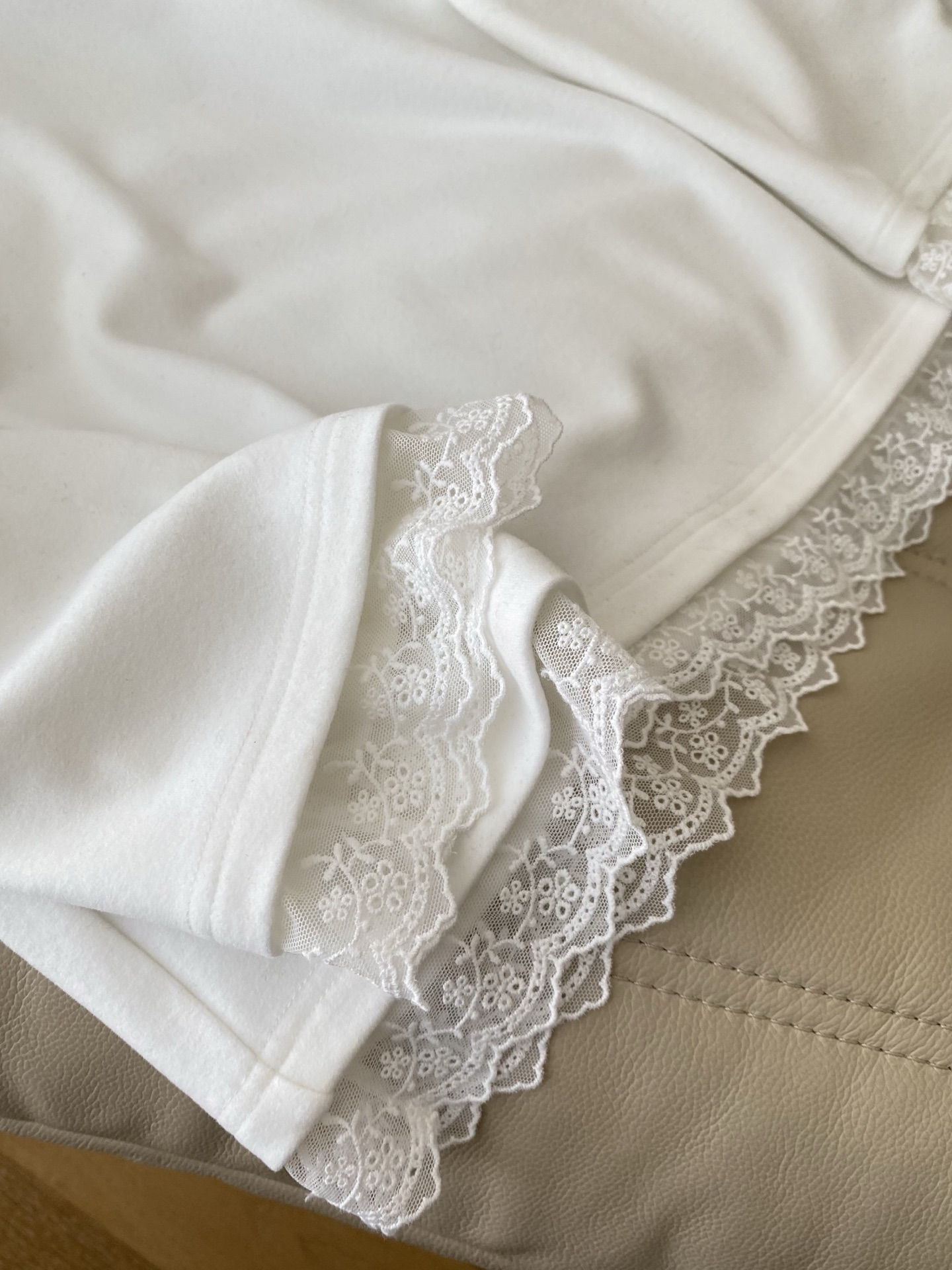 25。F秋冬圆领设计简约百搭 软糯的面料舒适 下摆和袖口的蕾丝拼接像给冬日穿搭添了一抹温柔的白月光 无论