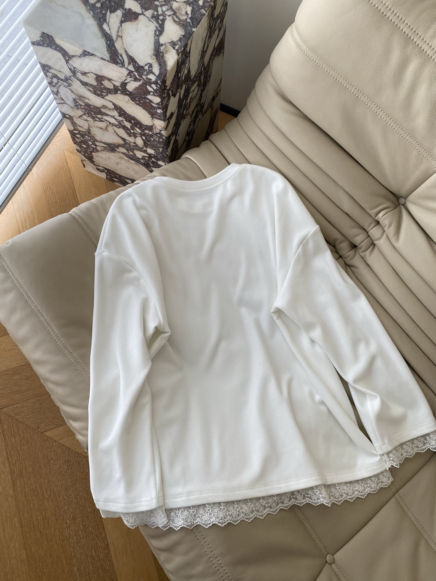 25。F秋冬圆领设计简约百搭 软糯的面料舒适 下摆和袖口的蕾丝拼接像给冬日穿搭添了一抹温柔的白月光 无论