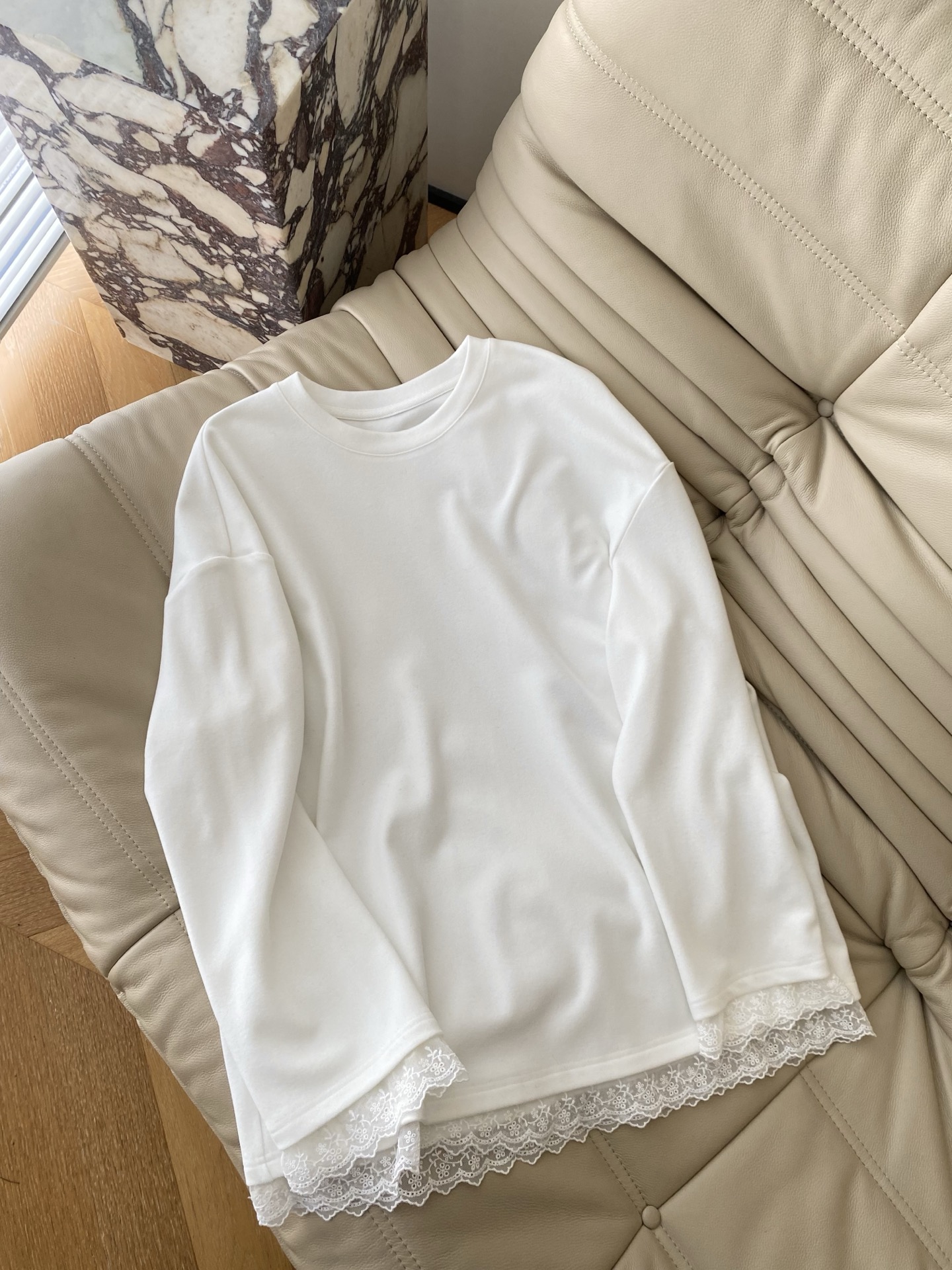 25。F秋冬圆领设计简约百搭 软糯的面料舒适 下摆和袖口的蕾丝拼接像给冬日穿搭添了一抹温柔的白月光 无论