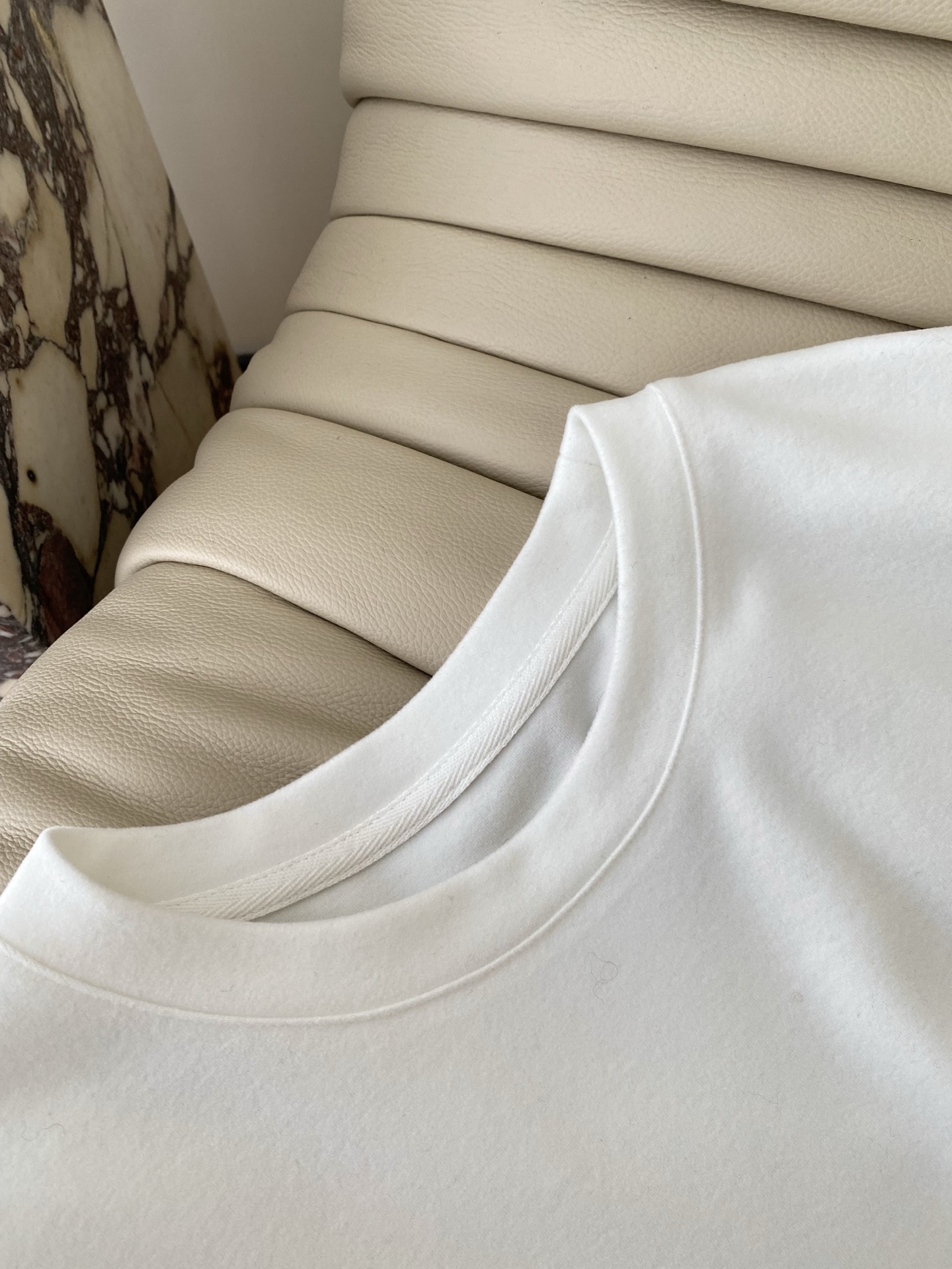 25。F秋冬圆领设计简约百搭 软糯的面料舒适 下摆和袖口的蕾丝拼接像给冬日穿搭添了一抹温柔的白月光 无论