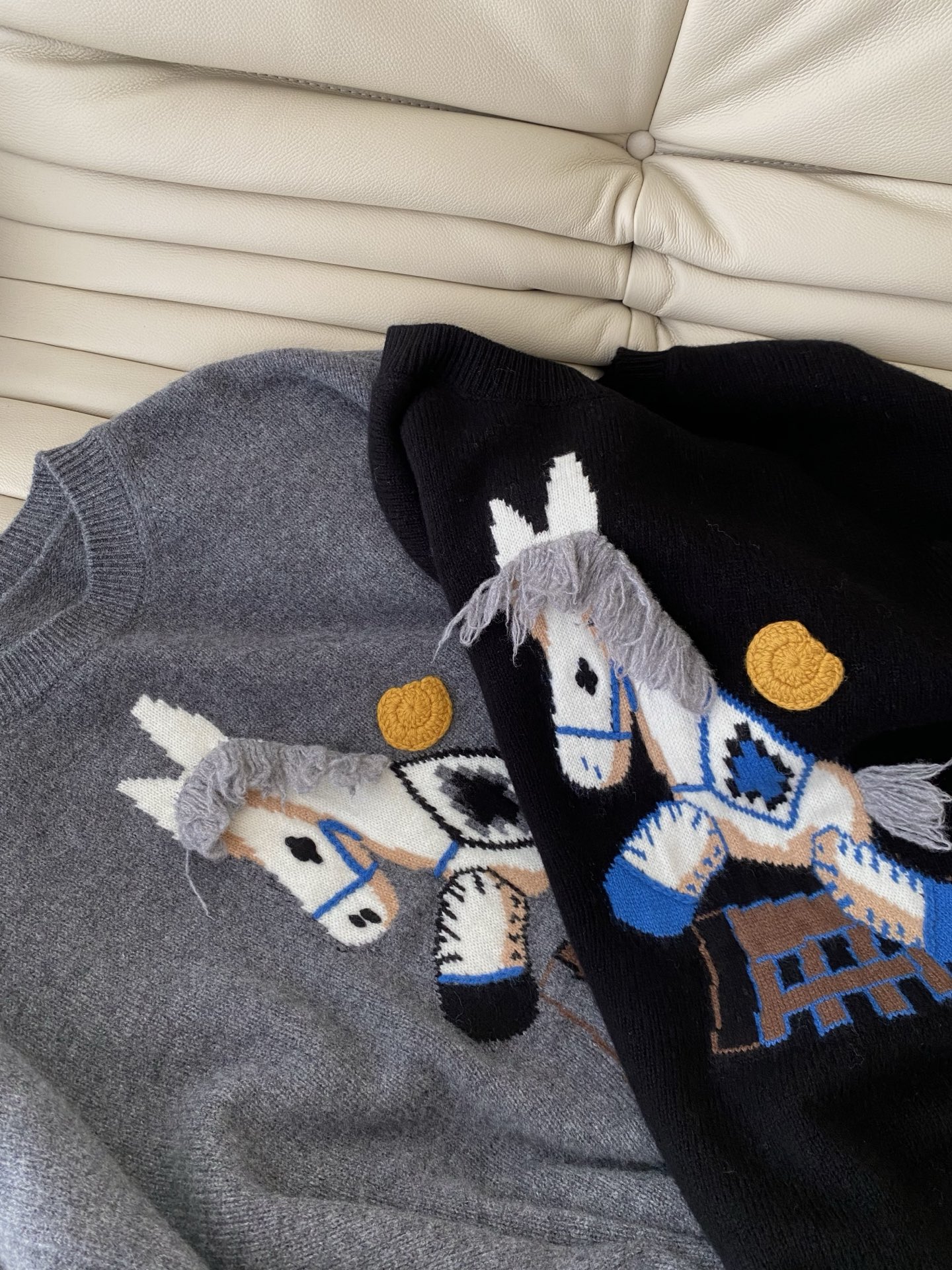 25。F秋冬童趣木马羊毛上衣 当软糯邂逅立体木马图案一秒唤醒童年的纯真烂漫立体流苏鬃毛精致细节满满 圆领