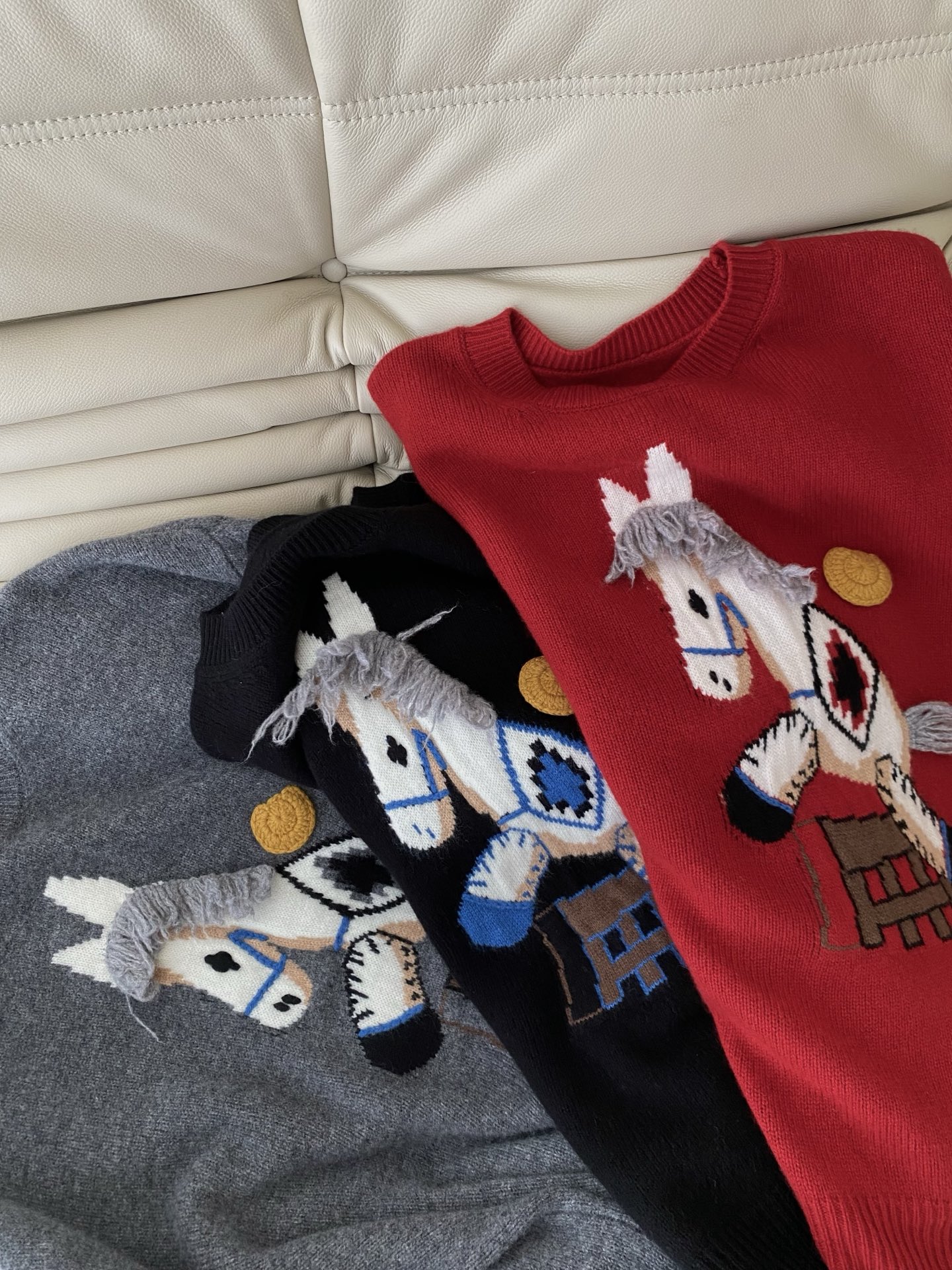 25。F秋冬童趣木马羊毛上衣 当软糯邂逅立体木马图案一秒唤醒童年的纯真烂漫立体流苏鬃毛精致细节满满 圆领