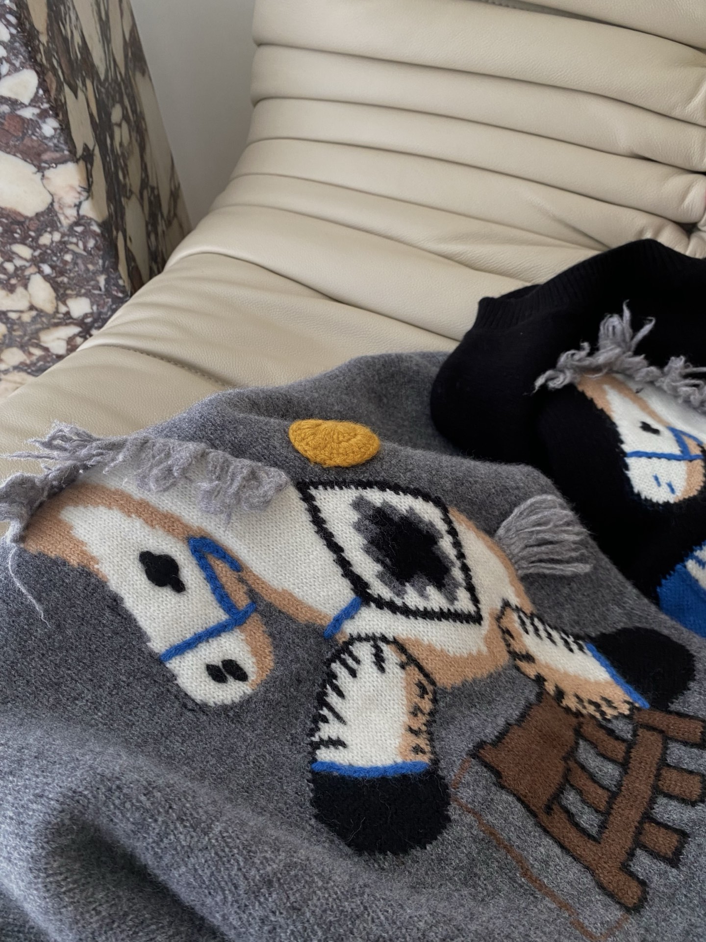 25。F秋冬童趣木马羊毛上衣 当软糯邂逅立体木马图案一秒唤醒童年的纯真烂漫立体流苏鬃毛精致细节满满 圆领