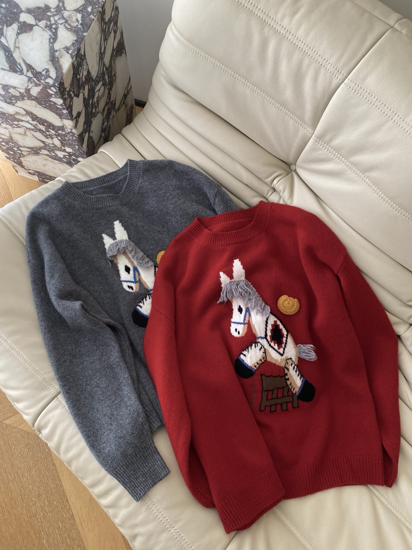 25。F秋冬童趣木马羊毛上衣 当软糯邂逅立体木马图案一秒唤醒童年的纯真烂漫立体流苏鬃毛精致细节满满 圆领