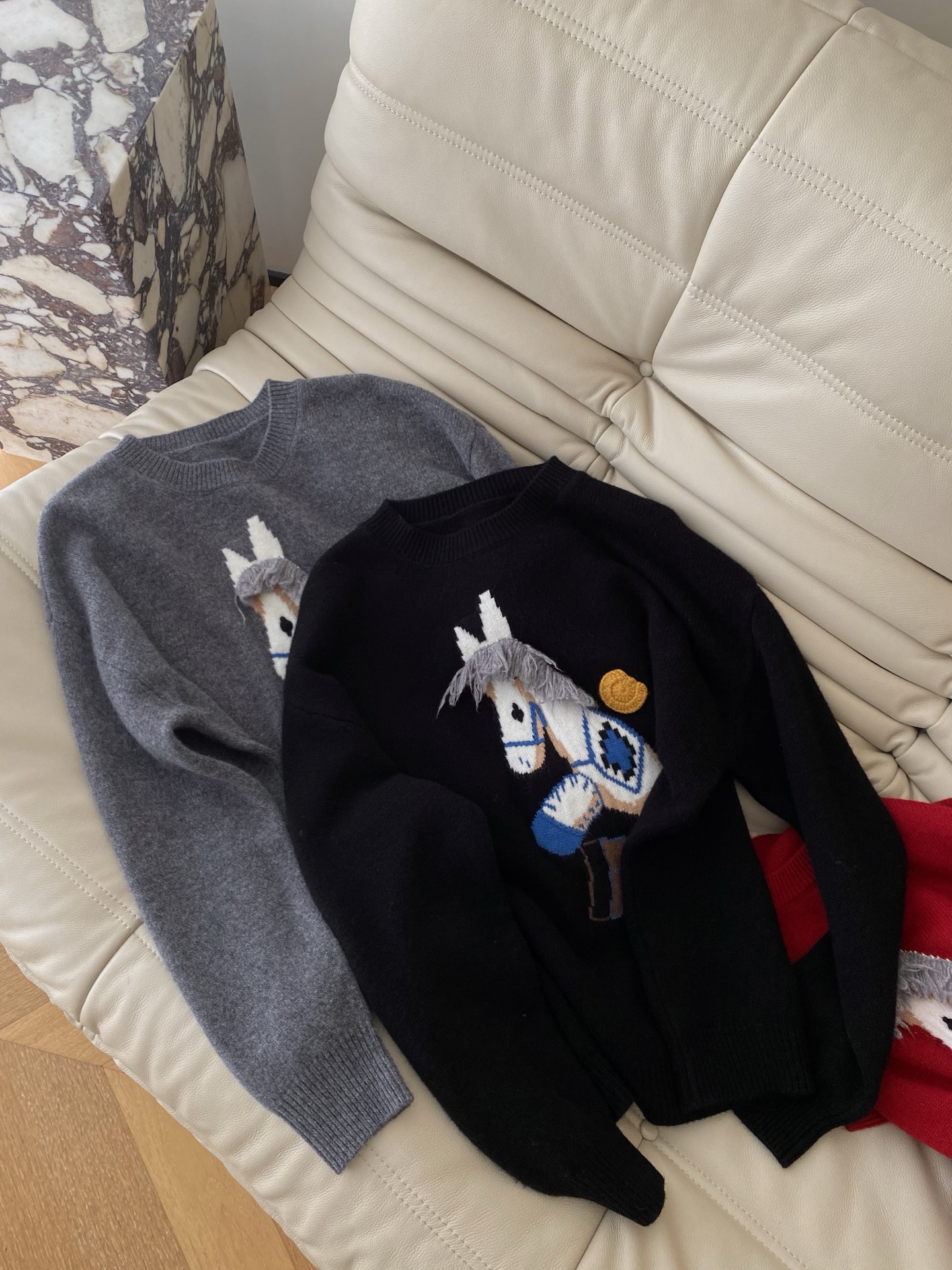 25。F秋冬童趣木马羊毛上衣 当软糯邂逅立体木马图案一秒唤醒童年的纯真烂漫立体流苏鬃毛精致细节满满 圆领