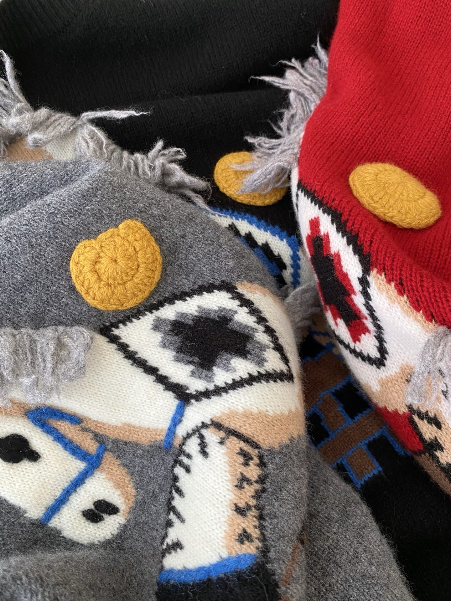 25。F秋冬童趣木马羊毛上衣 当软糯邂逅立体木马图案一秒唤醒童年的纯真烂漫立体流苏鬃毛精致细节满满 圆领