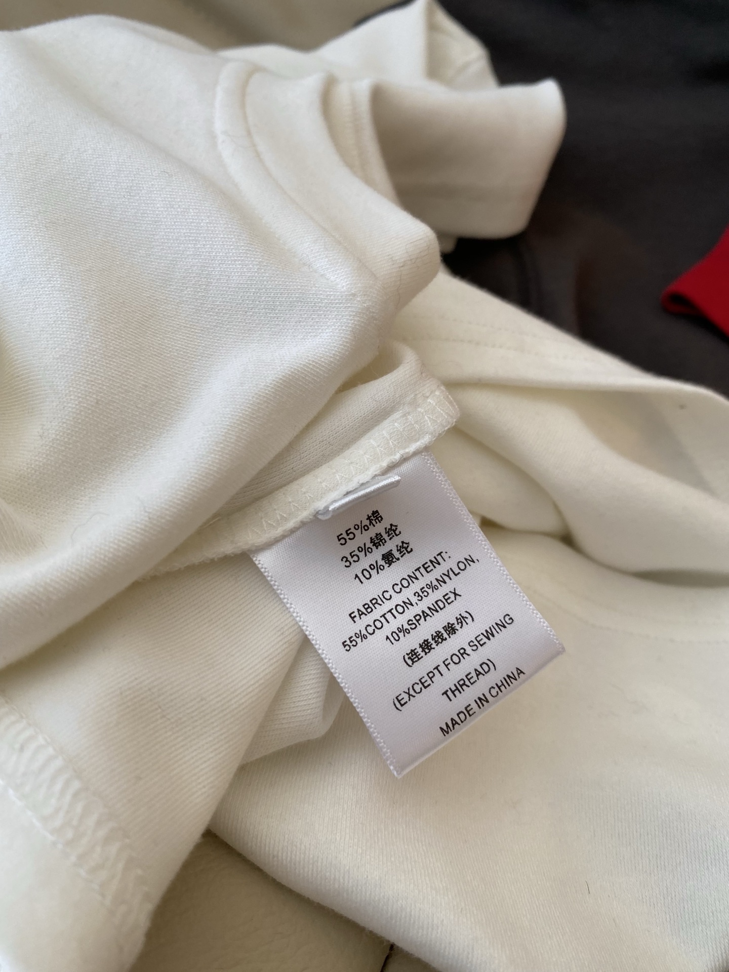 26SS 早春小马图案短袖T桖 小巧的贴布小马亮眼又不失精致感 软乎乎的面料贴身穿超舒服 修身的剪裁能恰