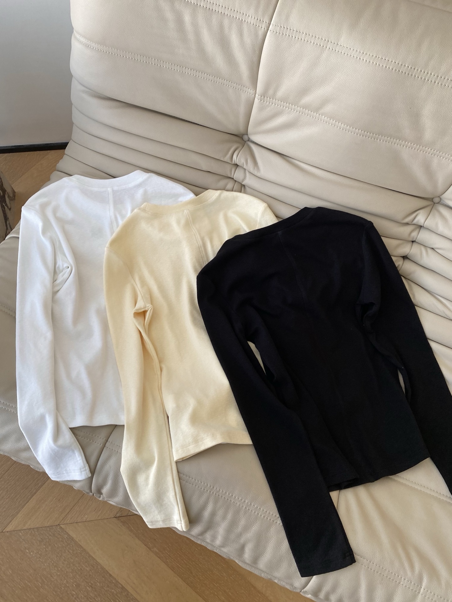 26SS 早春miu系长袖上衣 软糯亲肤的面料贴身穿超舒服 修身剪裁还能悄悄勾勒身材曲线 内搭外穿都能搭