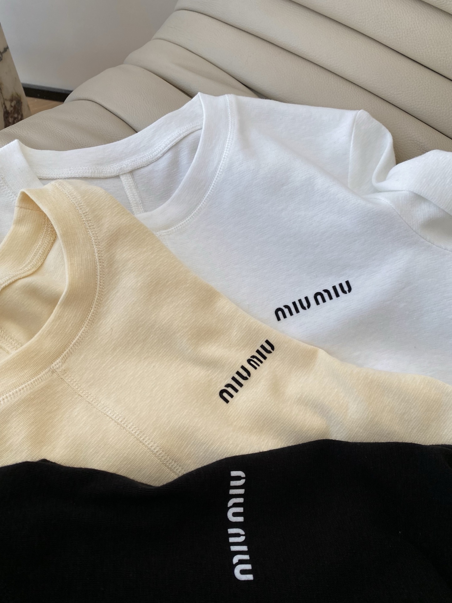 26SS 早春miu系长袖上衣 软糯亲肤的面料贴身穿超舒服 修身剪裁还能悄悄勾勒身材曲线 内搭外穿都能搭