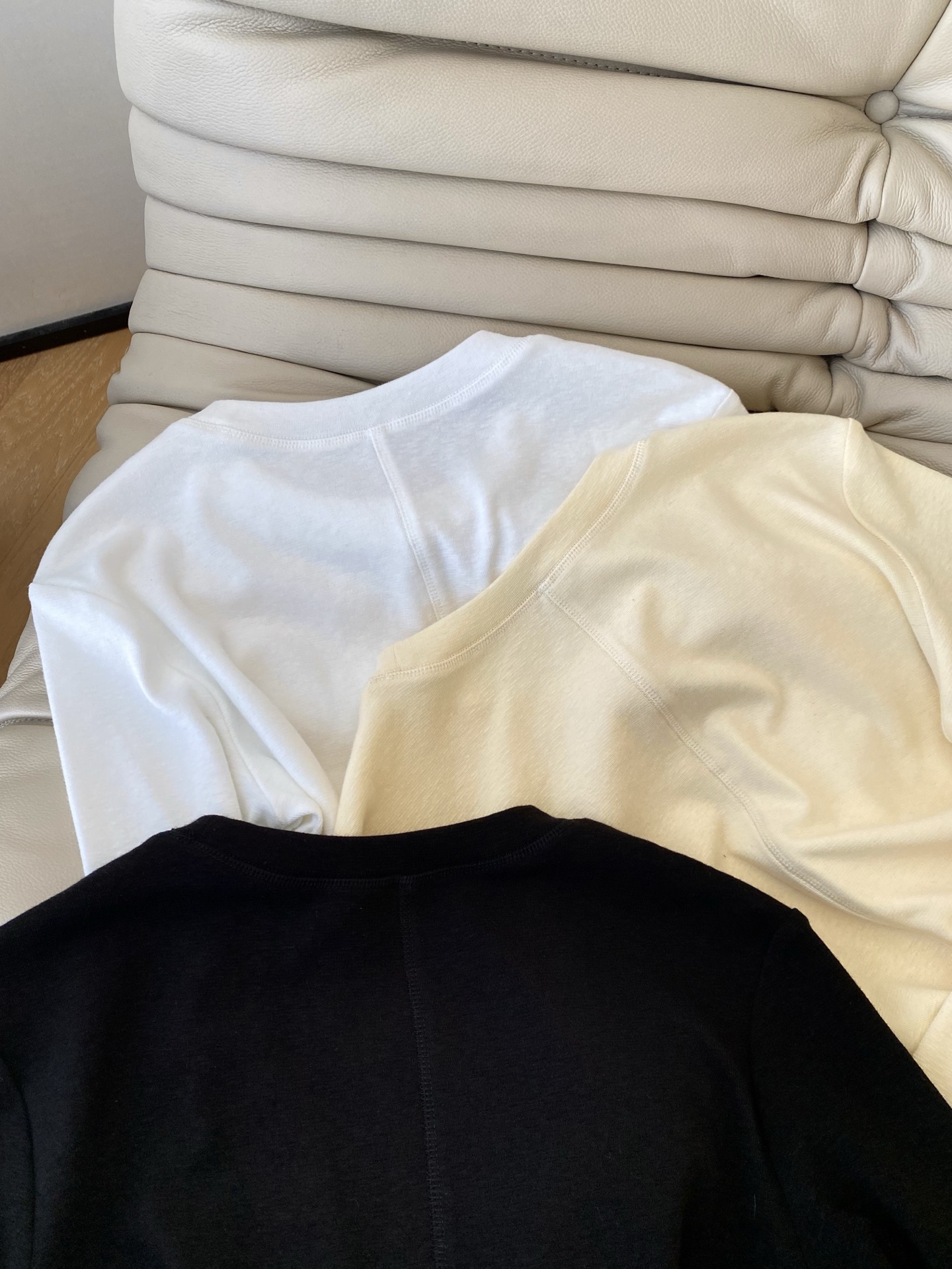 26SS 早春miu系长袖上衣 软糯亲肤的面料贴身穿超舒服 修身剪裁还能悄悄勾勒身材曲线 内搭外穿都能搭