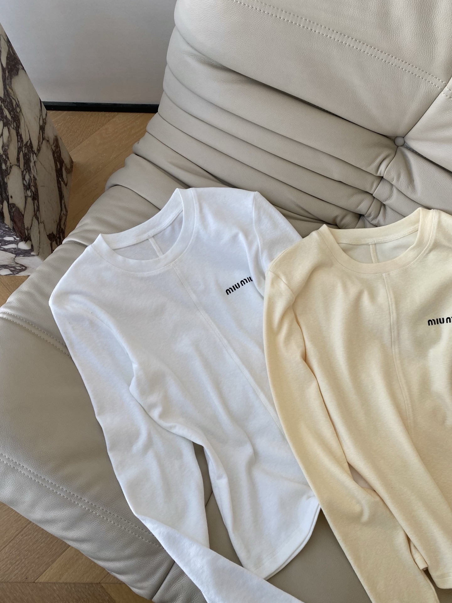 26SS 早春miu系长袖上衣 软糯亲肤的面料贴身穿超舒服 修身剪裁还能悄悄勾勒身材曲线 内搭外穿都能搭