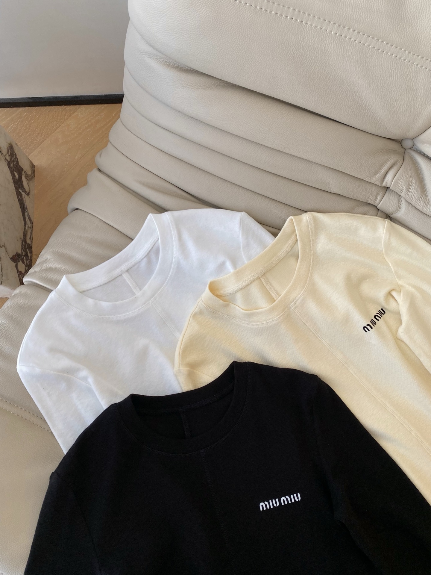 26SS 早春miu系长袖上衣 软糯亲肤的面料贴身穿超舒服 修身剪裁还能悄悄勾勒身材曲线 内搭外穿都能搭