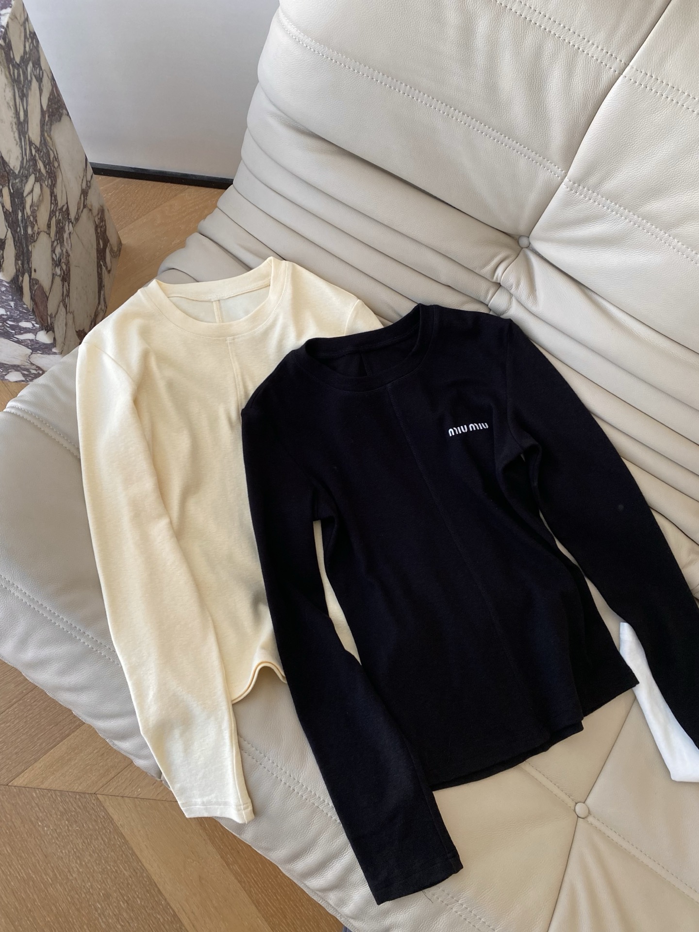 26SS 早春miu系长袖上衣 软糯亲肤的面料贴身穿超舒服 修身剪裁还能悄悄勾勒身材曲线 内搭外穿都能搭