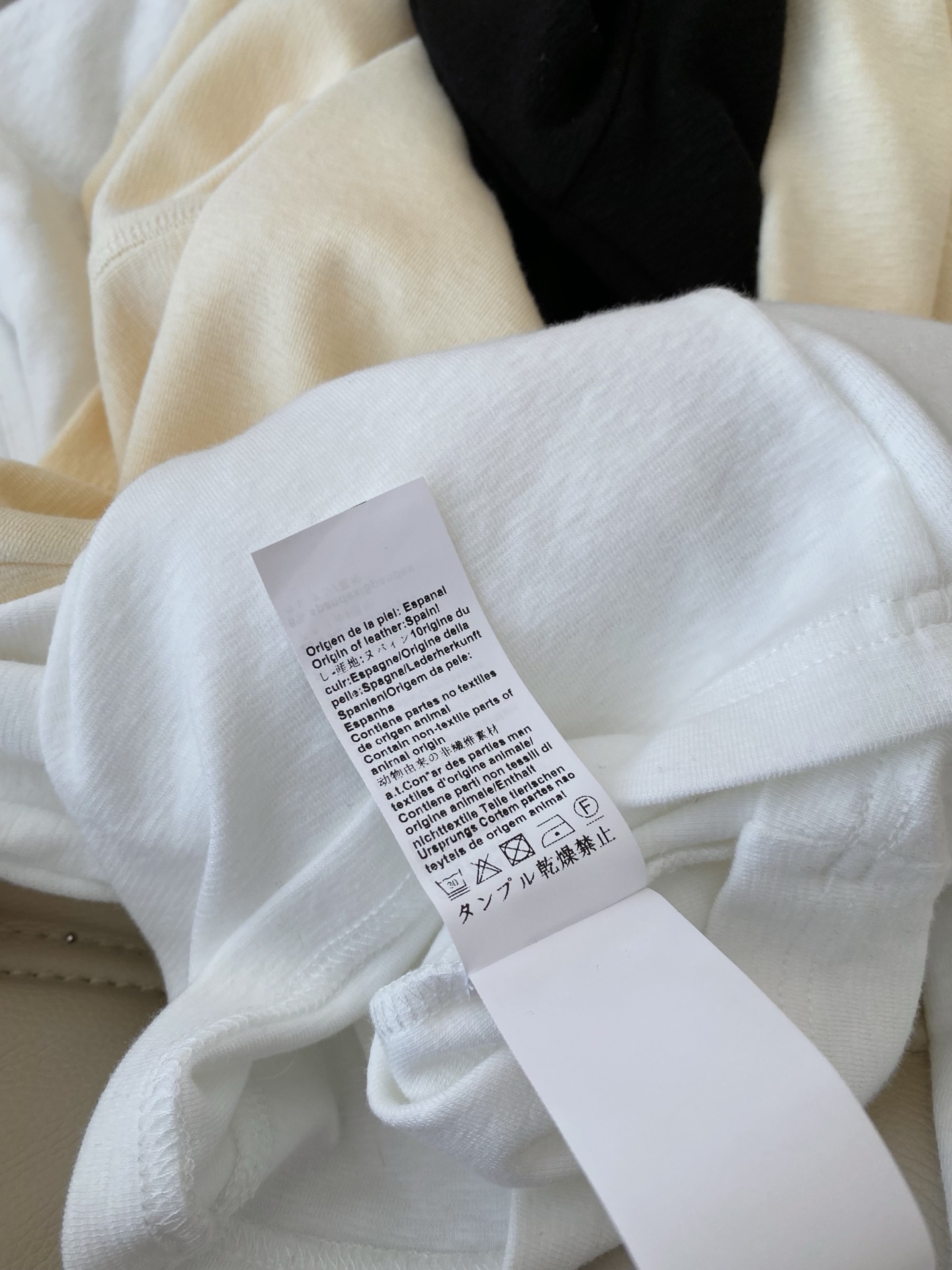 26SS 早春miu系长袖上衣 软糯亲肤的面料贴身穿超舒服 修身剪裁还能悄悄勾勒身材曲线 内搭外穿都能搭