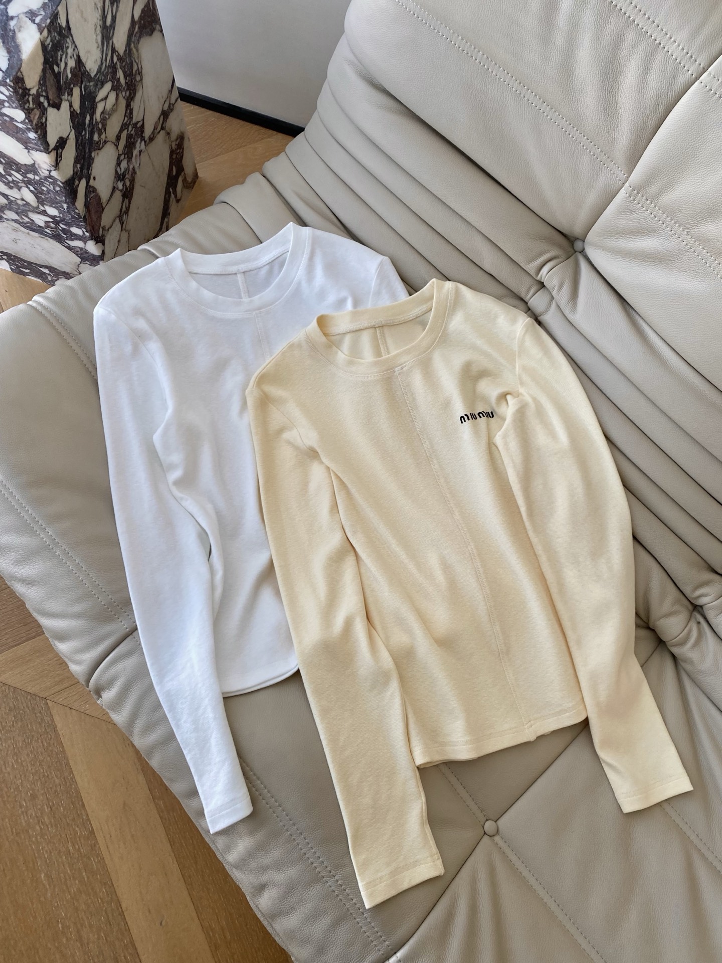 26SS 早春miu系长袖上衣 软糯亲肤的面料贴身穿超舒服 修身剪裁还能悄悄勾勒身材曲线 内搭外穿都能搭