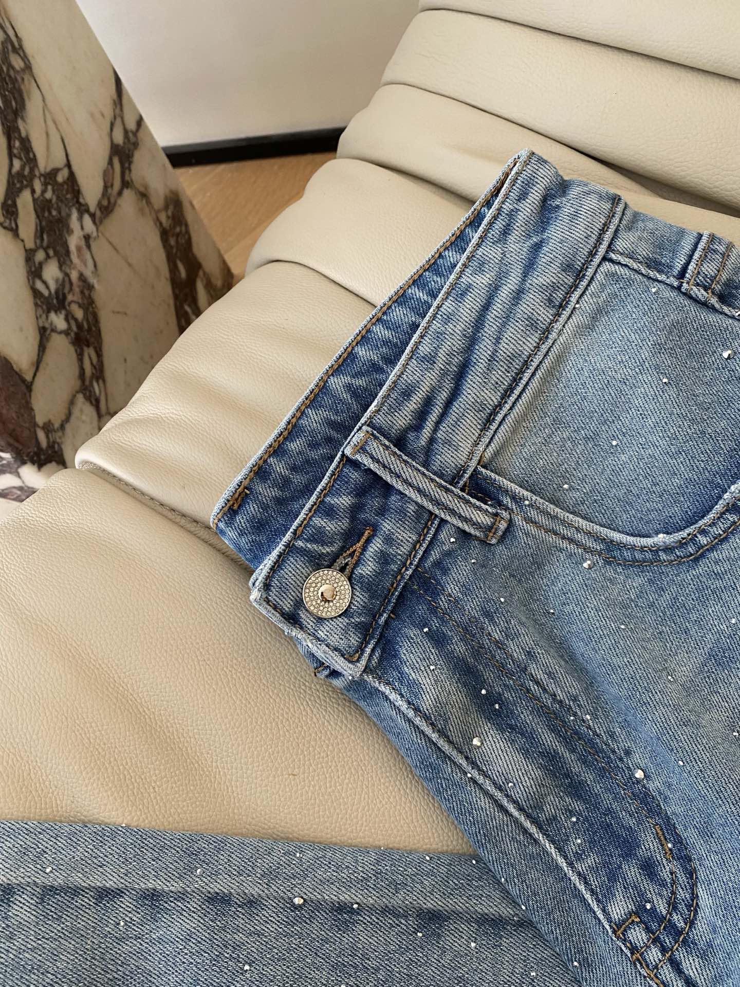 26SS 早春闪钻阔腿牛仔裤 清浅的牛仔蓝搭配细闪钻饰 走路时blingbling的超吸睛 宽松的阔腿版
