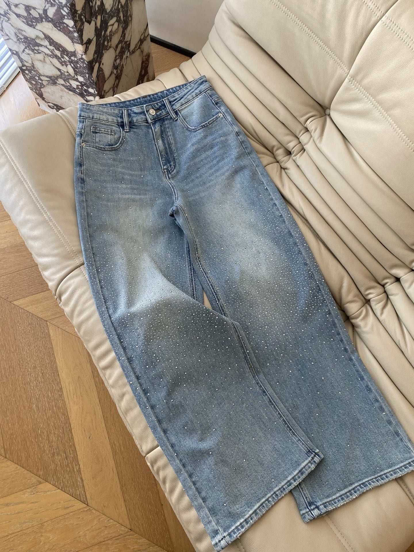 26SS 早春闪钻阔腿牛仔裤 清浅的牛仔蓝搭配细闪钻饰 走路时blingbling的超吸睛 宽松的阔腿版