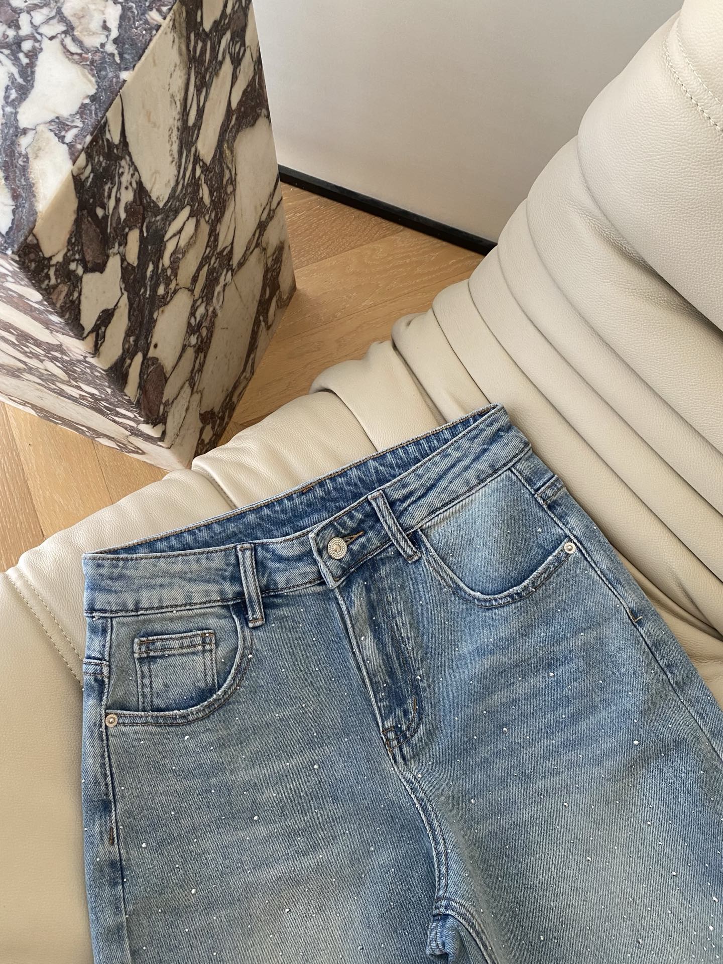 26SS 早春闪钻阔腿牛仔裤 清浅的牛仔蓝搭配细闪钻饰 走路时blingbling的超吸睛 宽松的阔腿版