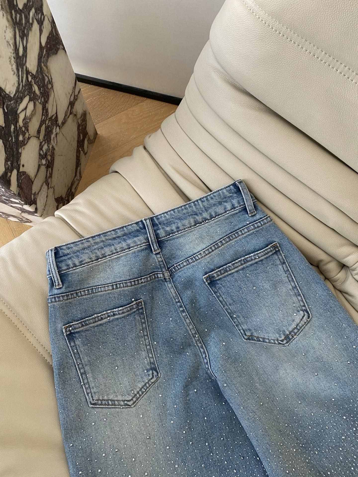 26SS 早春闪钻阔腿牛仔裤 清浅的牛仔蓝搭配细闪钻饰 走路时blingbling的超吸睛 宽松的阔腿版
