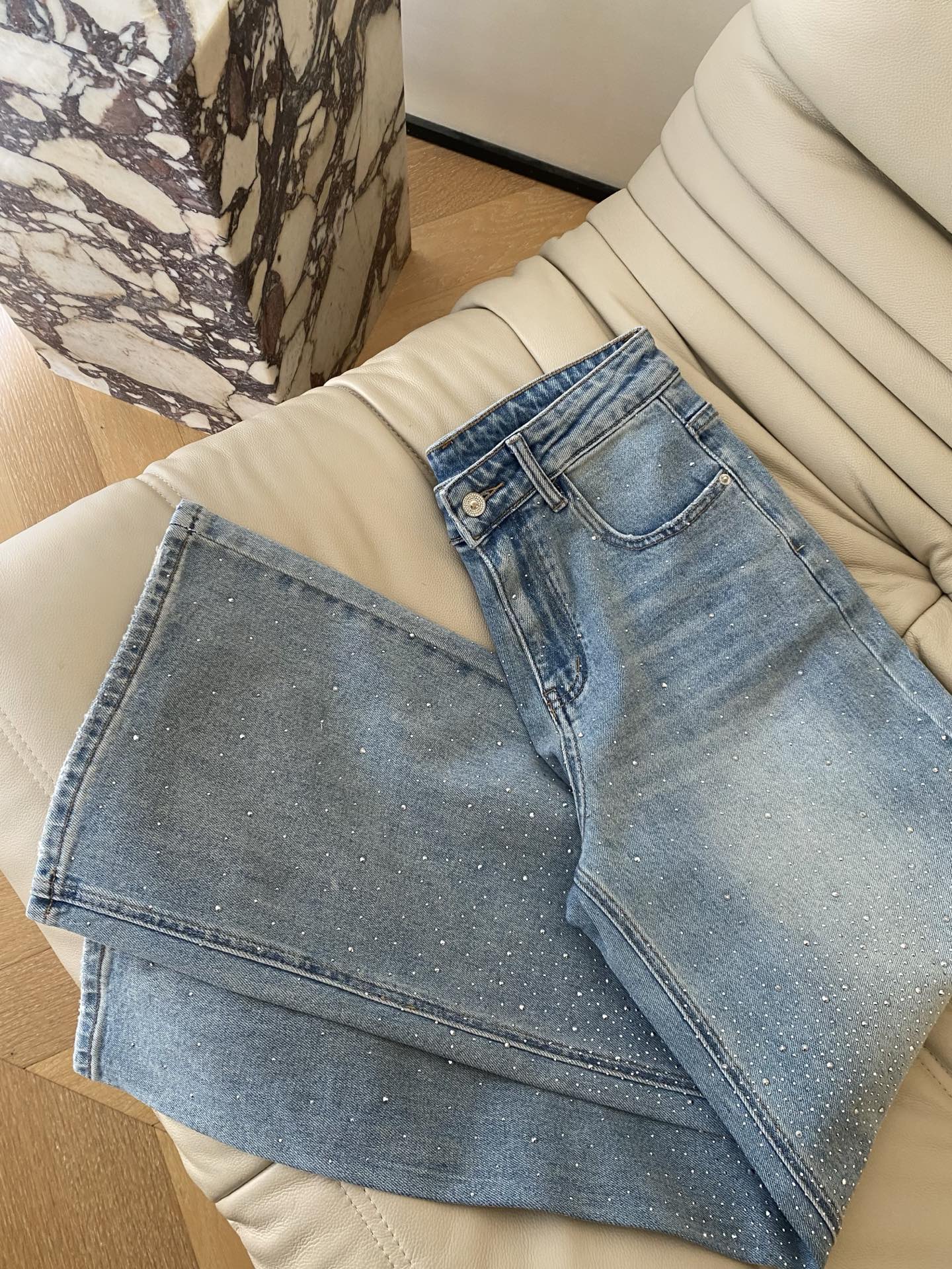 26SS 早春闪钻阔腿牛仔裤 清浅的牛仔蓝搭配细闪钻饰 走路时blingbling的超吸睛 宽松的阔腿版