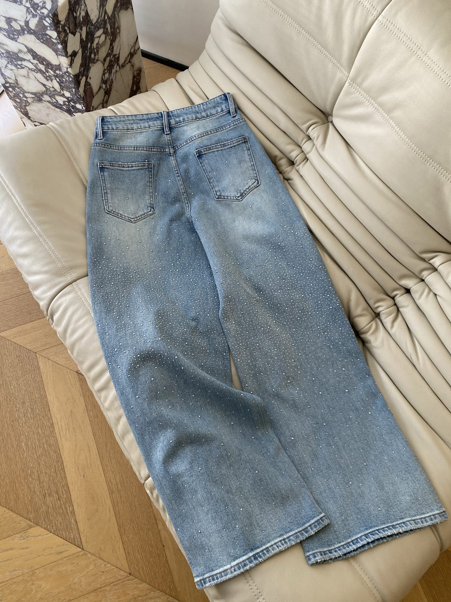 26SS 早春闪钻阔腿牛仔裤 清浅的牛仔蓝搭配细闪钻饰 走路时blingbling的超吸睛 宽松的阔腿版
