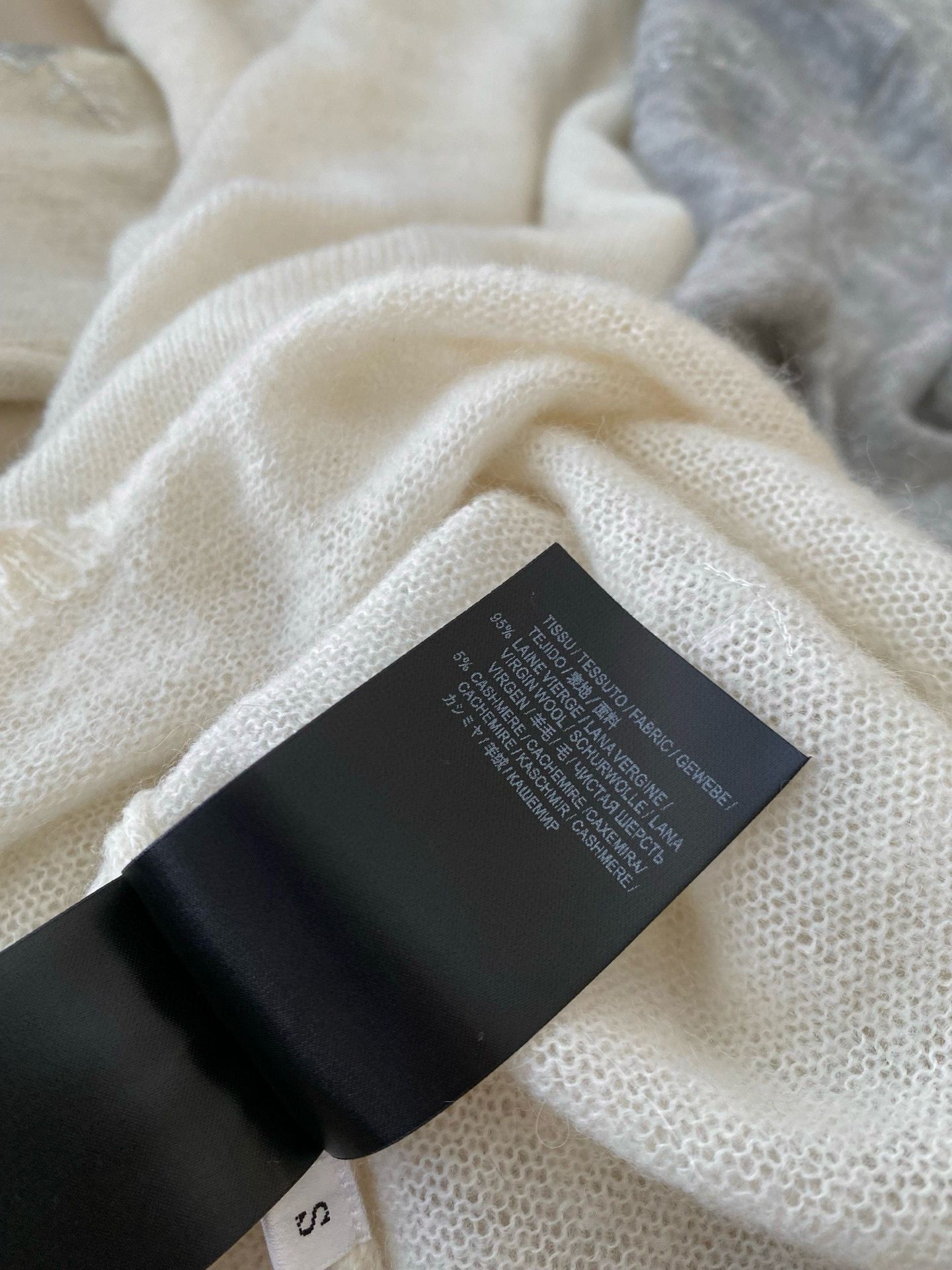 26SS 早春绣珠片针织衫  手工雪花纹样绣珠片闪着细闪 领口袖口下摆的毛边设计又添了几分灵动 喇叭袖上
