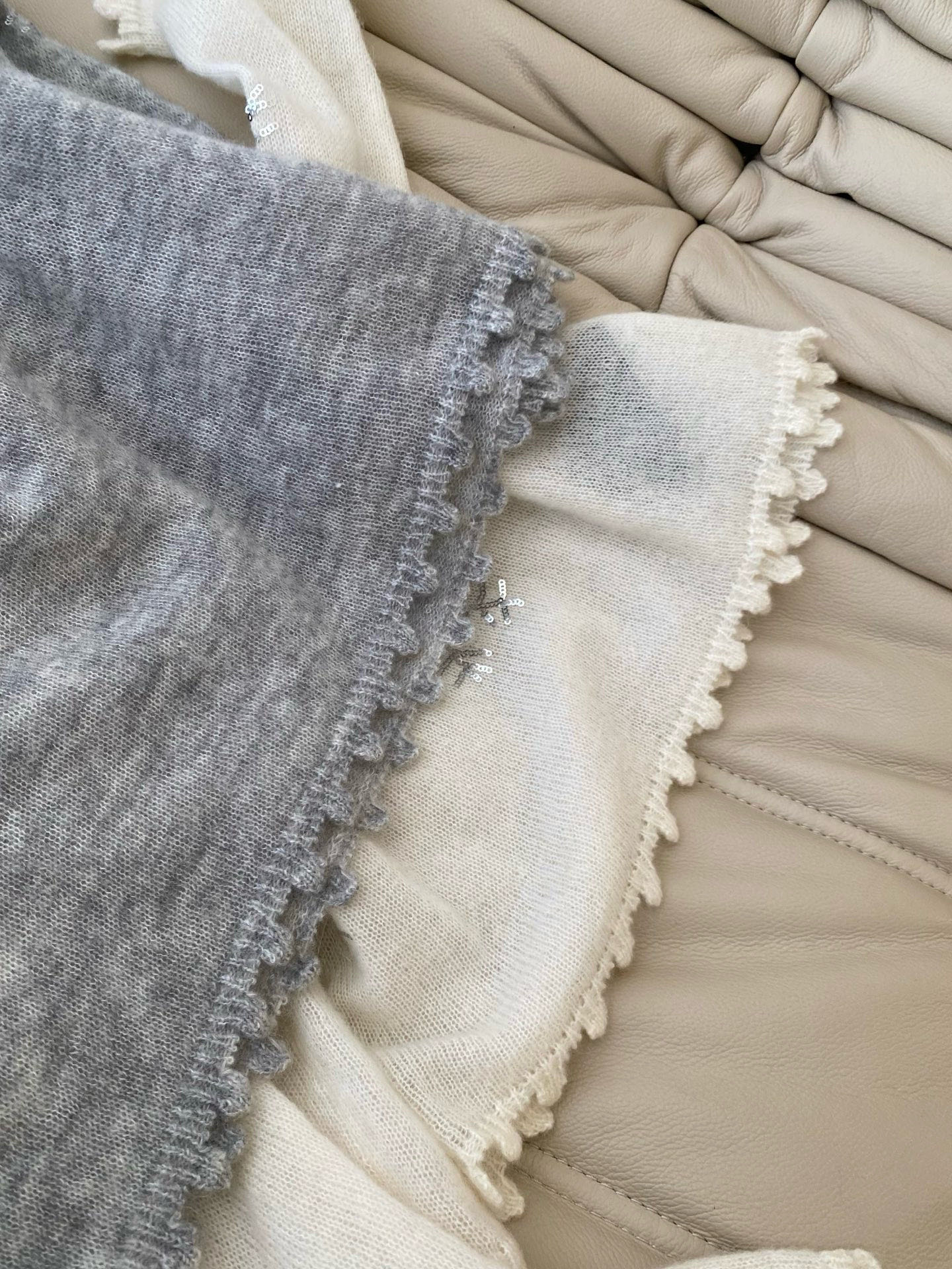26SS 早春绣珠片针织衫  手工雪花纹样绣珠片闪着细闪 领口袖口下摆的毛边设计又添了几分灵动 喇叭袖上