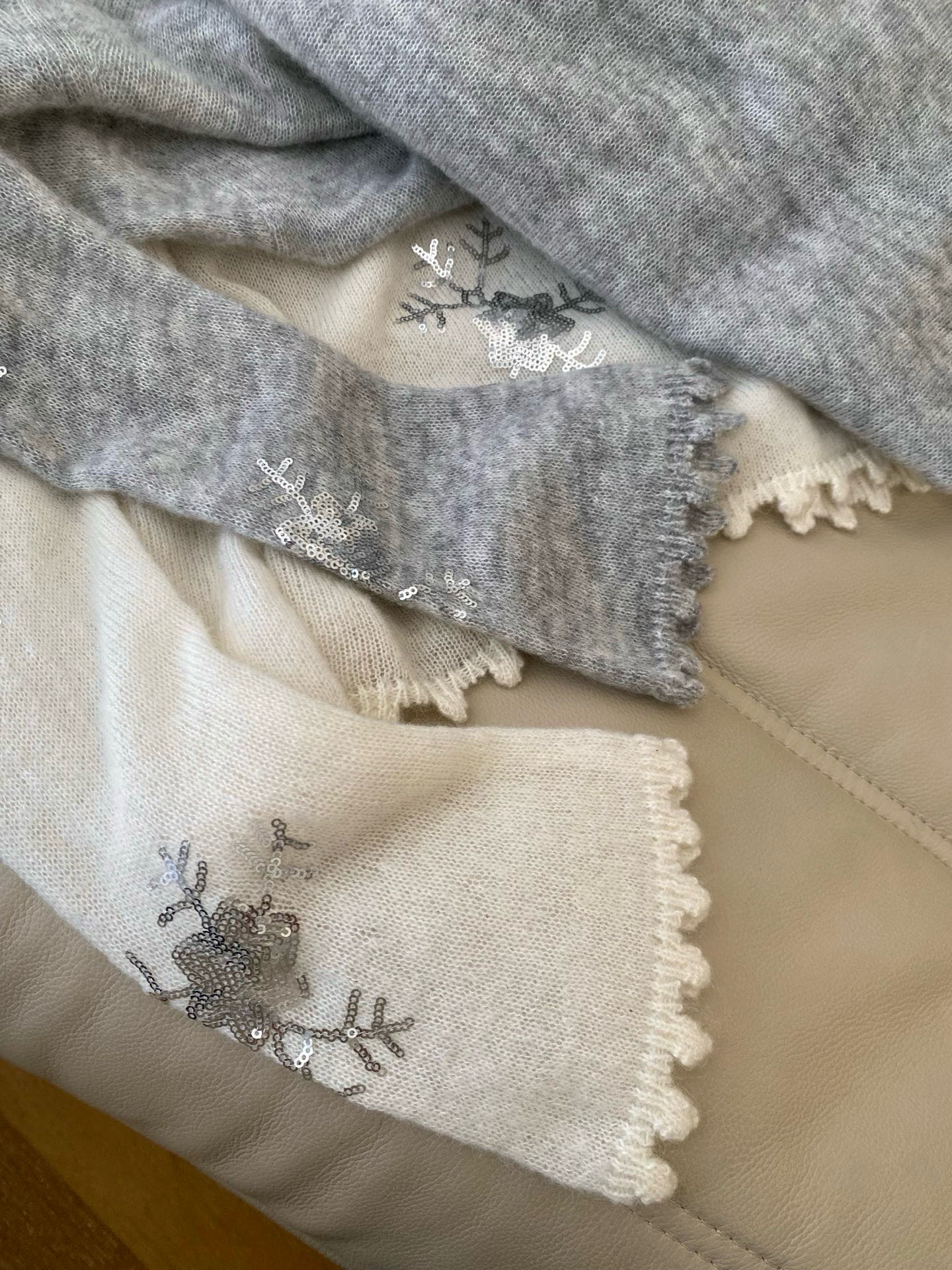 26SS 早春绣珠片针织衫  手工雪花纹样绣珠片闪着细闪 领口袖口下摆的毛边设计又添了几分灵动 喇叭袖上