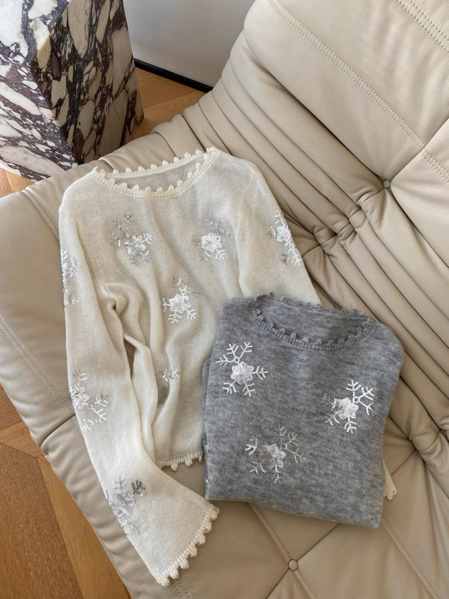 26SS 早春绣珠片针织衫  手工雪花纹样绣珠片闪着细闪 领口袖口下摆的毛边设计又添了几分灵动 喇叭袖上