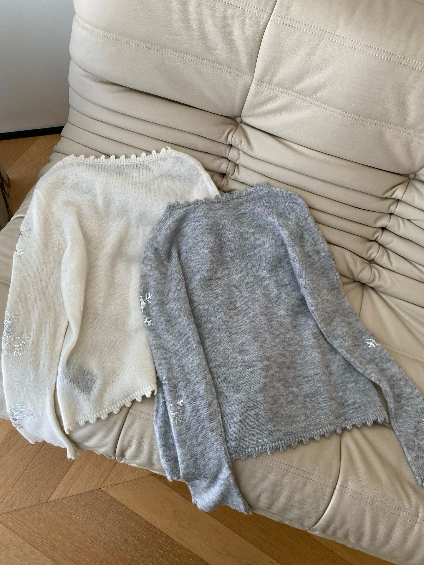 26SS 早春绣珠片针织衫  手工雪花纹样绣珠片闪着细闪 领口袖口下摆的毛边设计又添了几分灵动 喇叭袖上