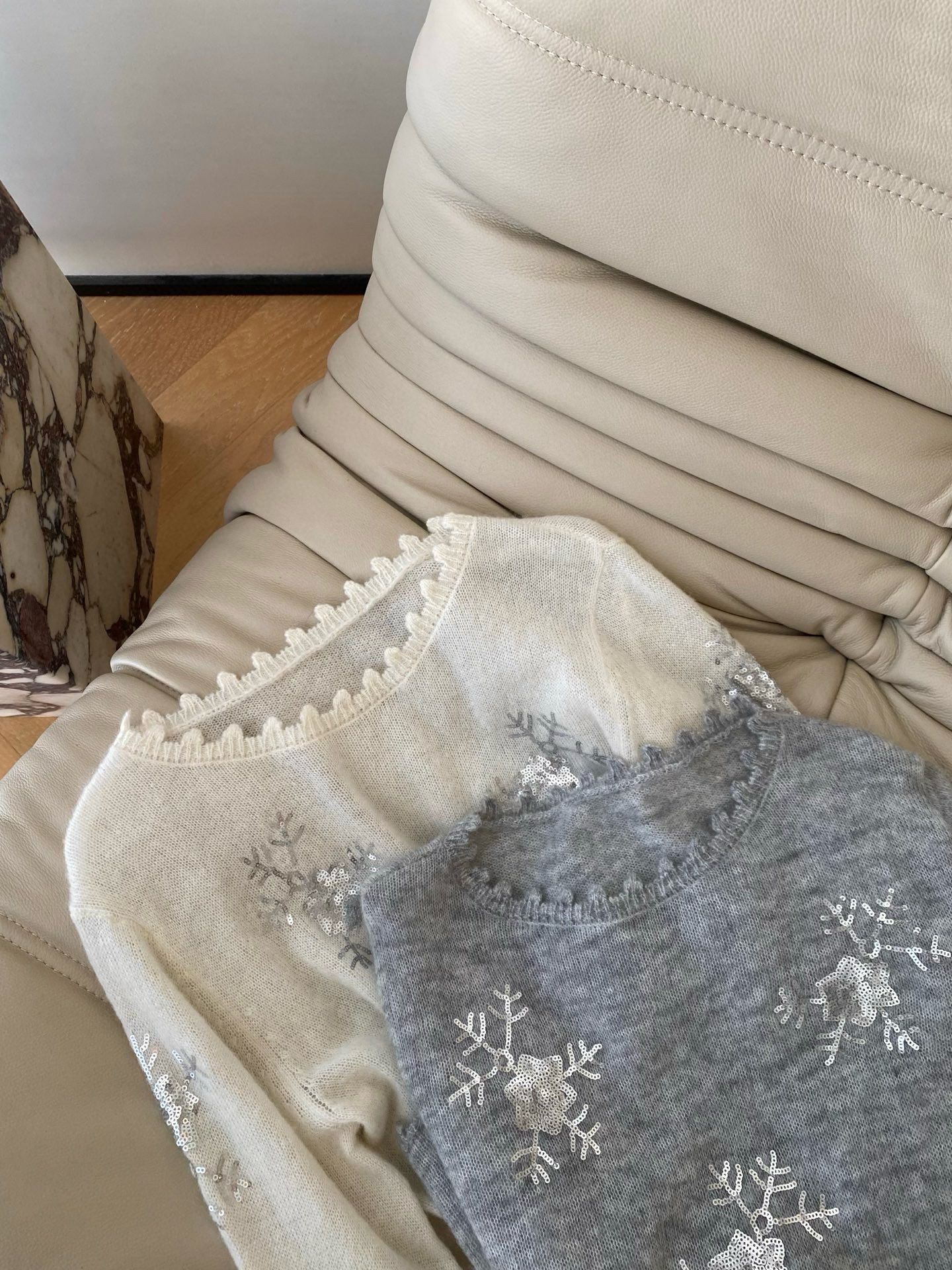 26SS 早春绣珠片针织衫  手工雪花纹样绣珠片闪着细闪 领口袖口下摆的毛边设计又添了几分灵动 喇叭袖上