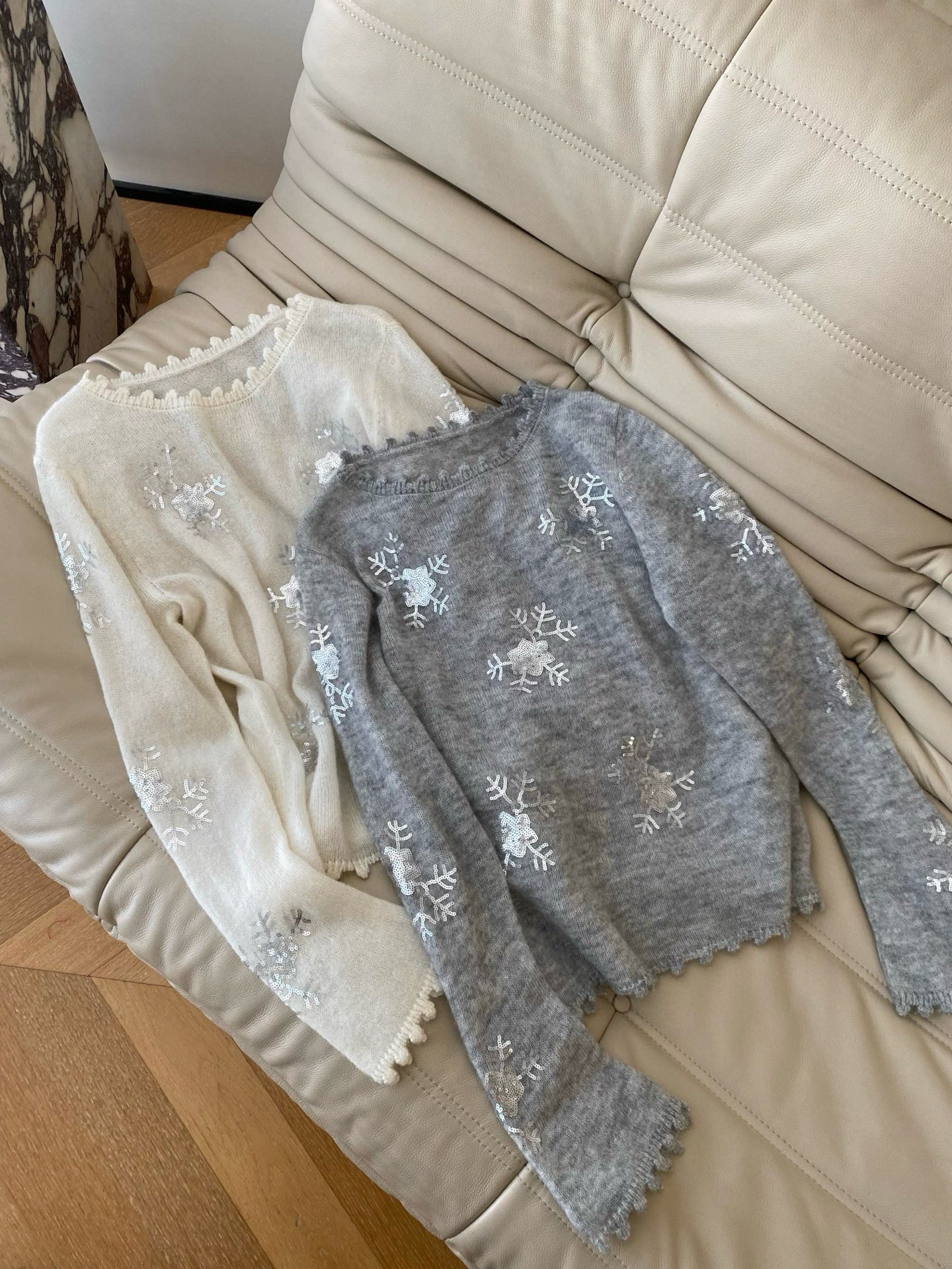 26SS 早春绣珠片针织衫  手工雪花纹样绣珠片闪着细闪 领口袖口下摆的毛边设计又添了几分灵动 喇叭袖上