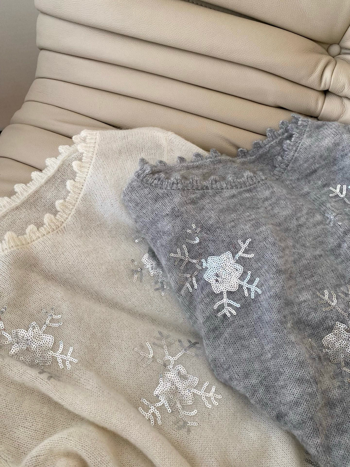 26SS 早春绣珠片针织衫  手工雪花纹样绣珠片闪着细闪 领口袖口下摆的毛边设计又添了几分灵动 喇叭袖上