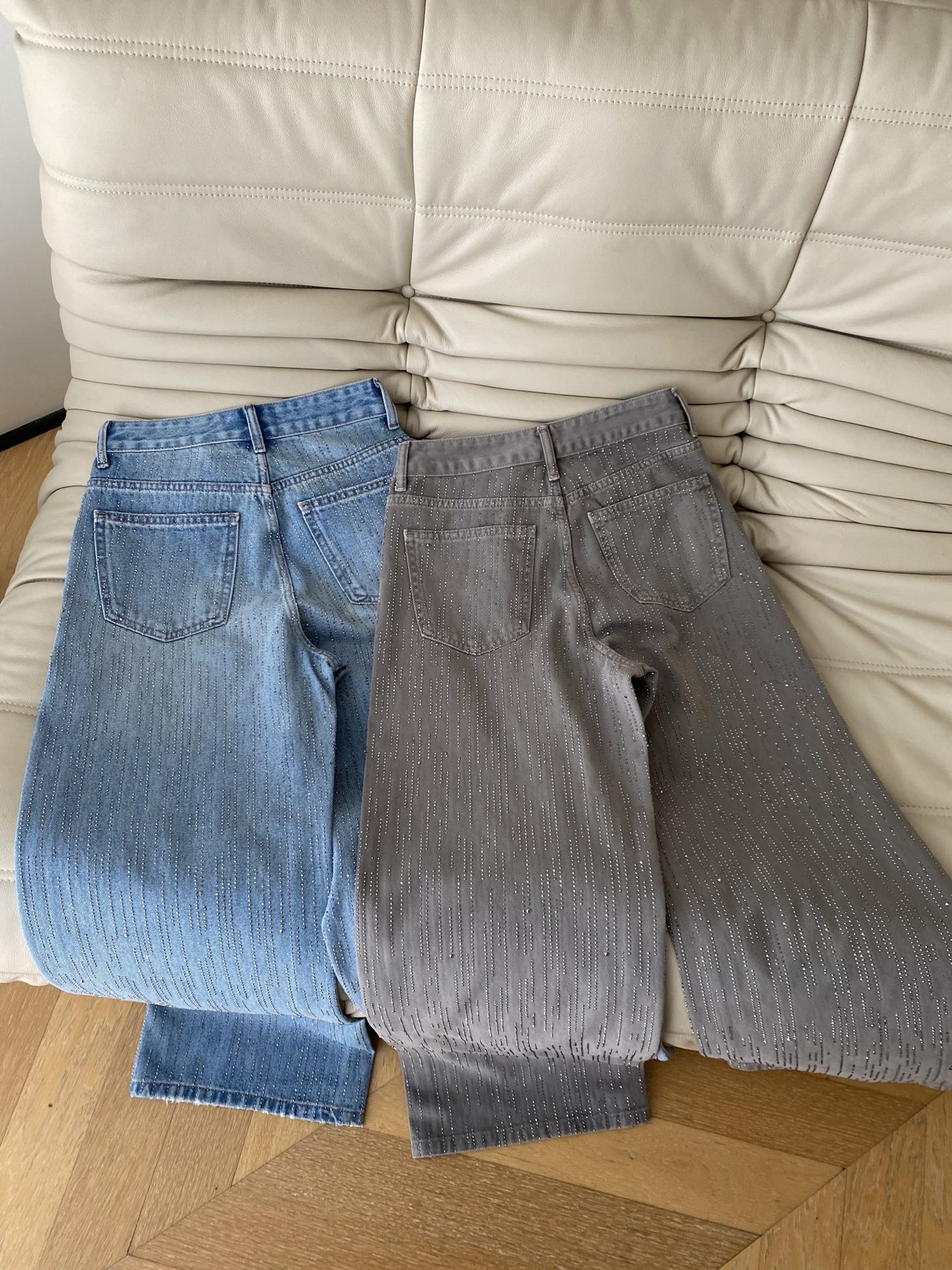26SS 早春带细闪牛仔裤 浅蓝水洗调调自带复古滤镜 满布的细闪钻悄悄发光 高腰剪裁还能狠狠修饰身材比例